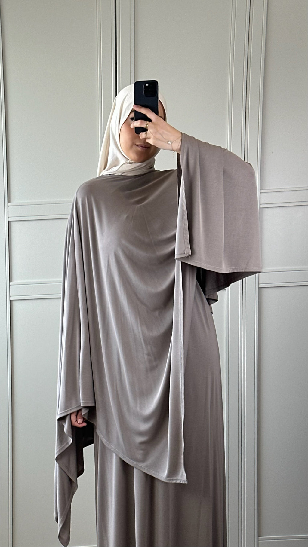 Ensemble Taupe Fluide Femme – Jupe Longue & Cape Modest Fashion