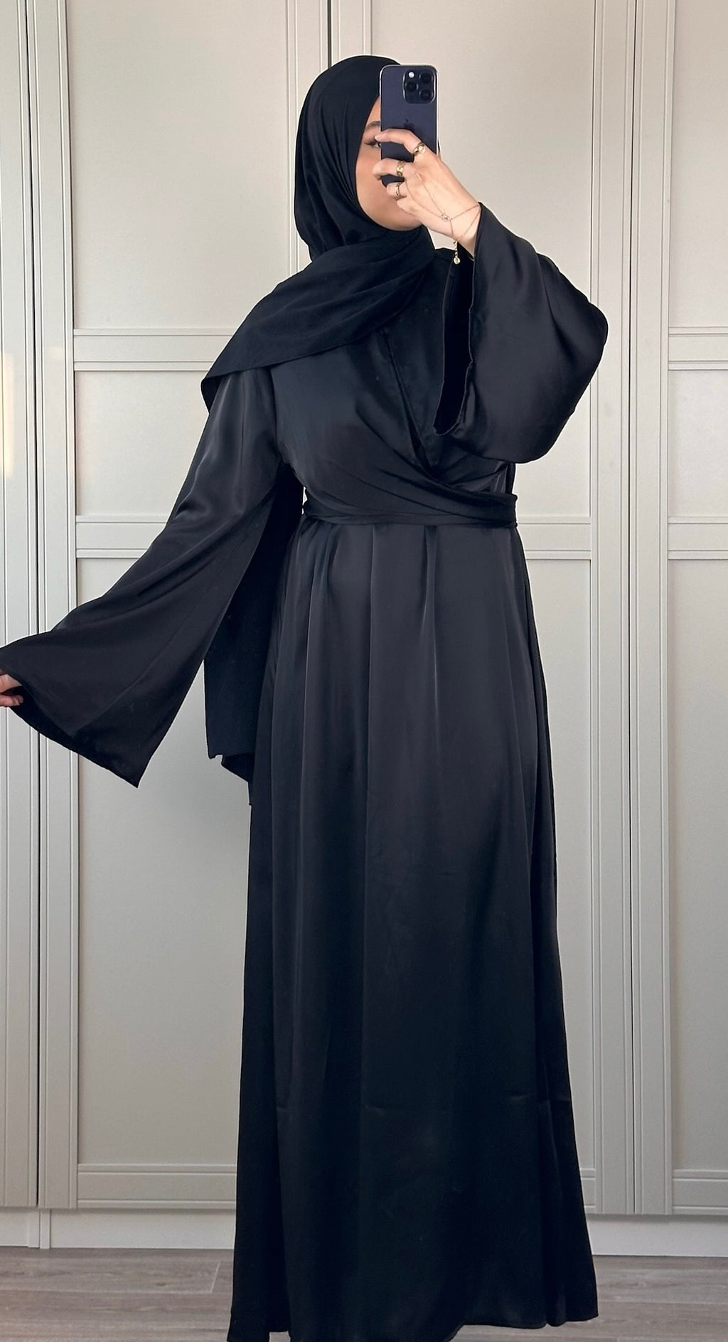 Robe Satinée Noire à Nouer Élégance Chic & Modulable