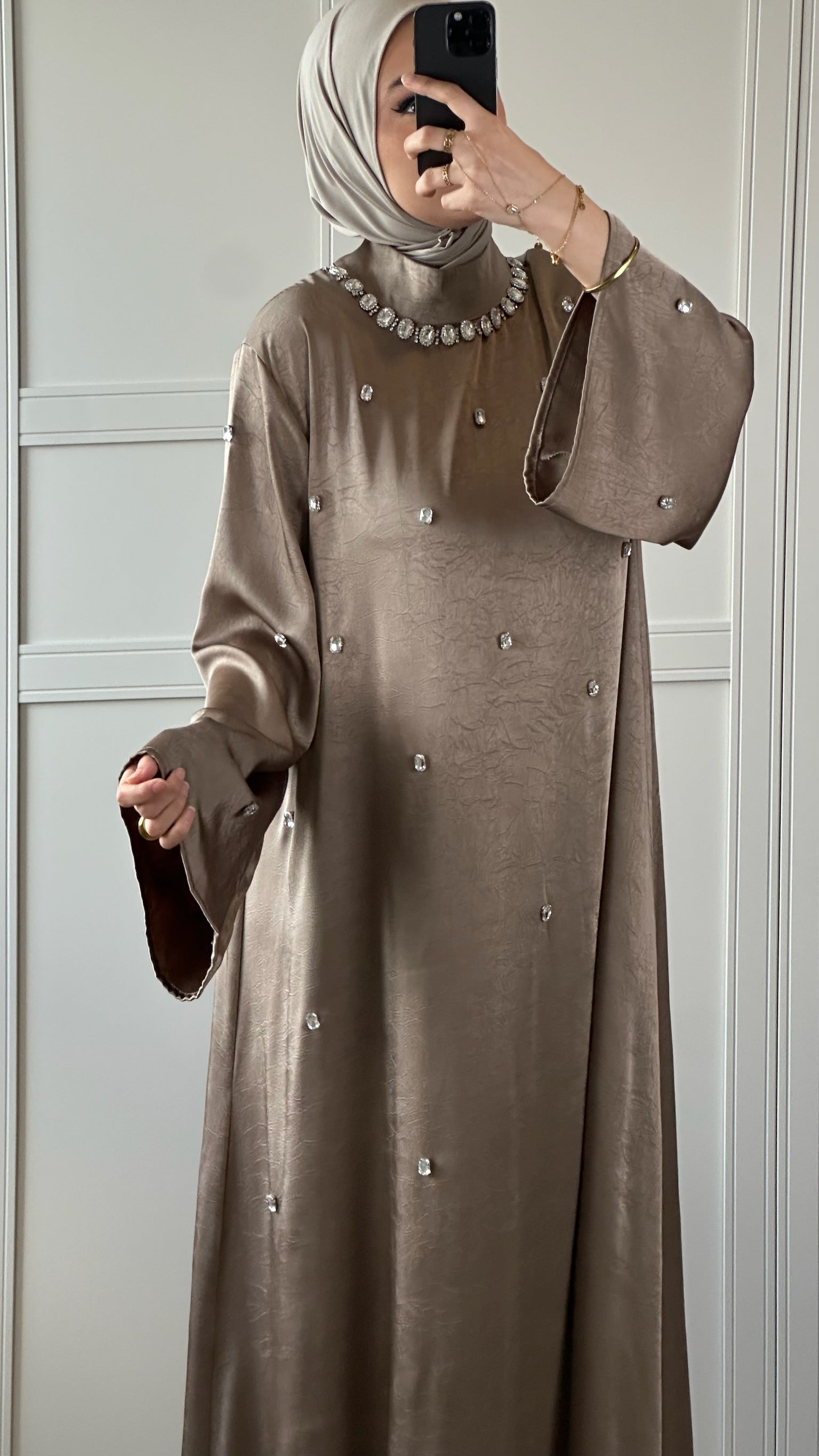 Abaya Satinée Taupe Perlée Élégance Luxe Modest Wear