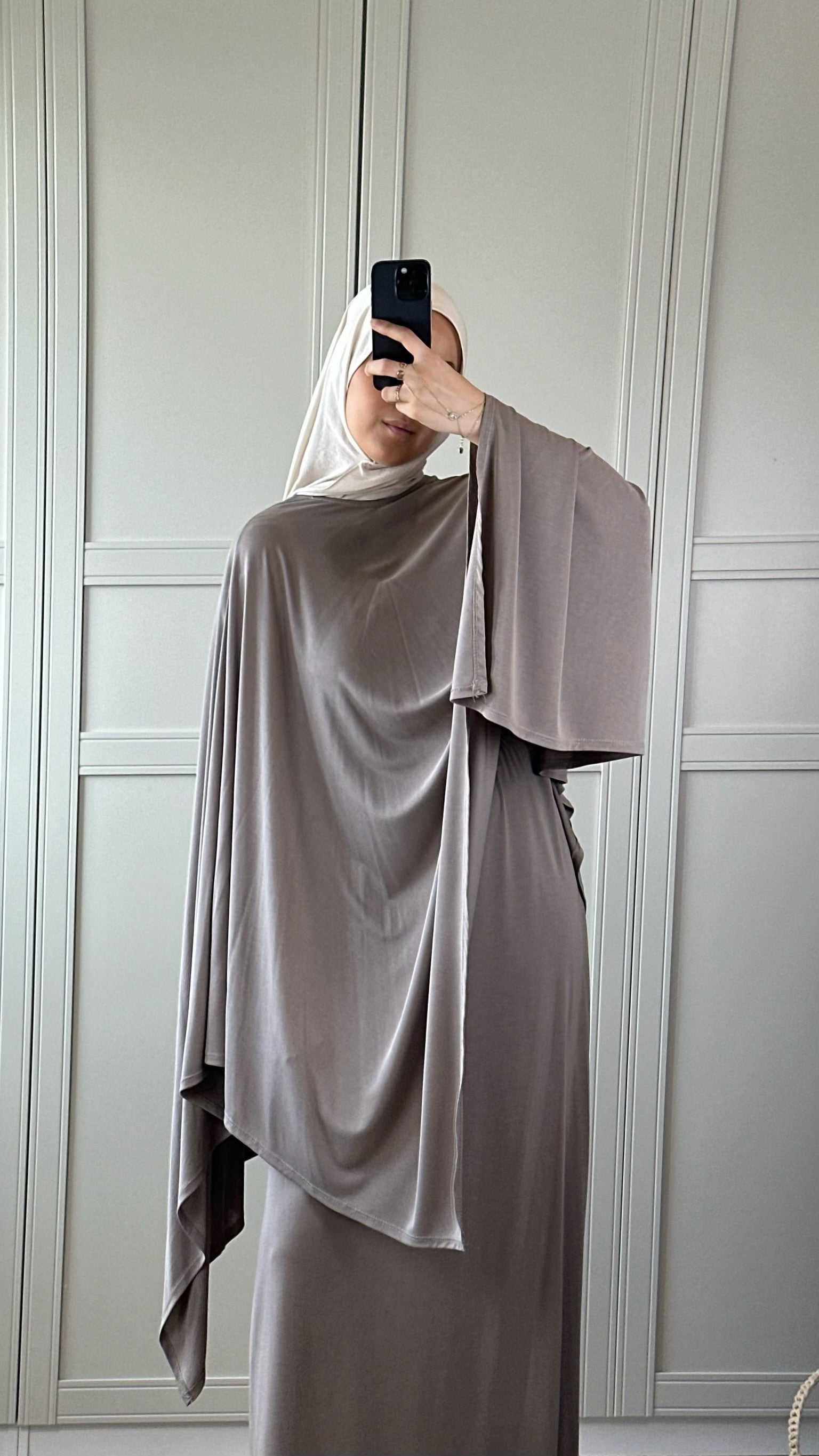 Ensemble Taupe Fluide Femme – Jupe Longue & Cape Modest Fashion