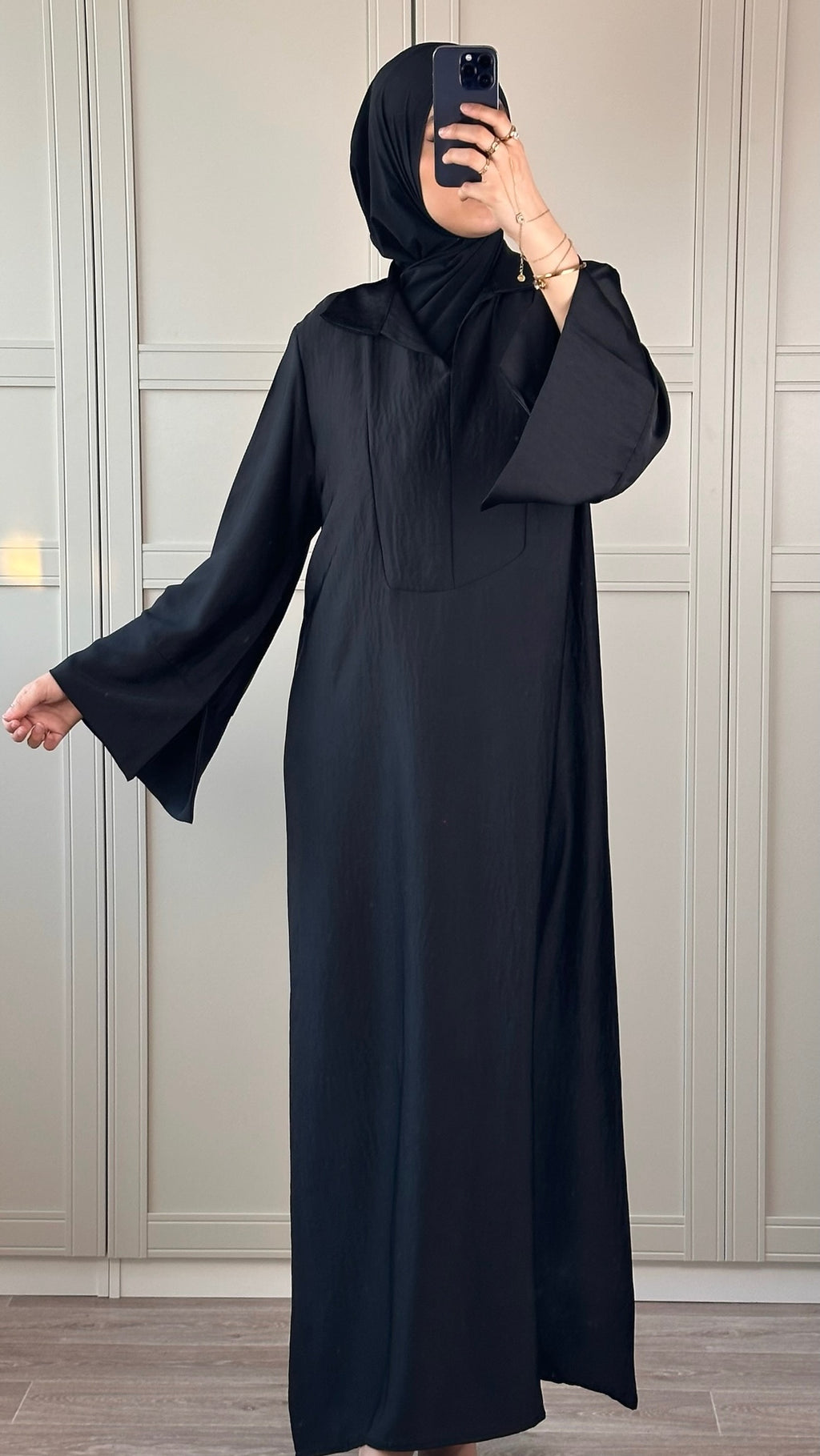 Abaya Noire Satinée Femme Élégance Minimaliste & Raffinée