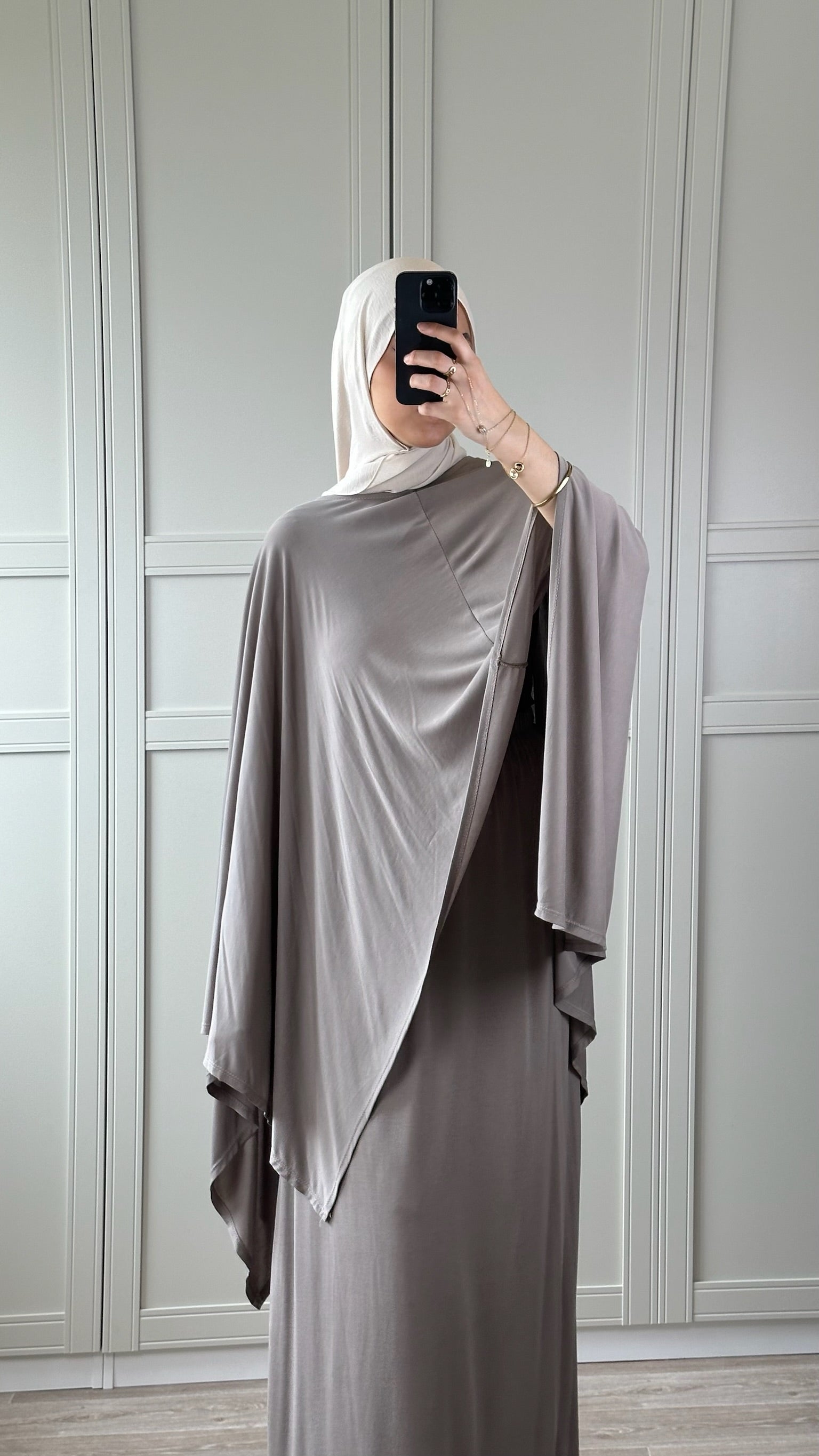 Ensemble Taupe Fluide Femme – Jupe Longue & Cape Modest Fashion