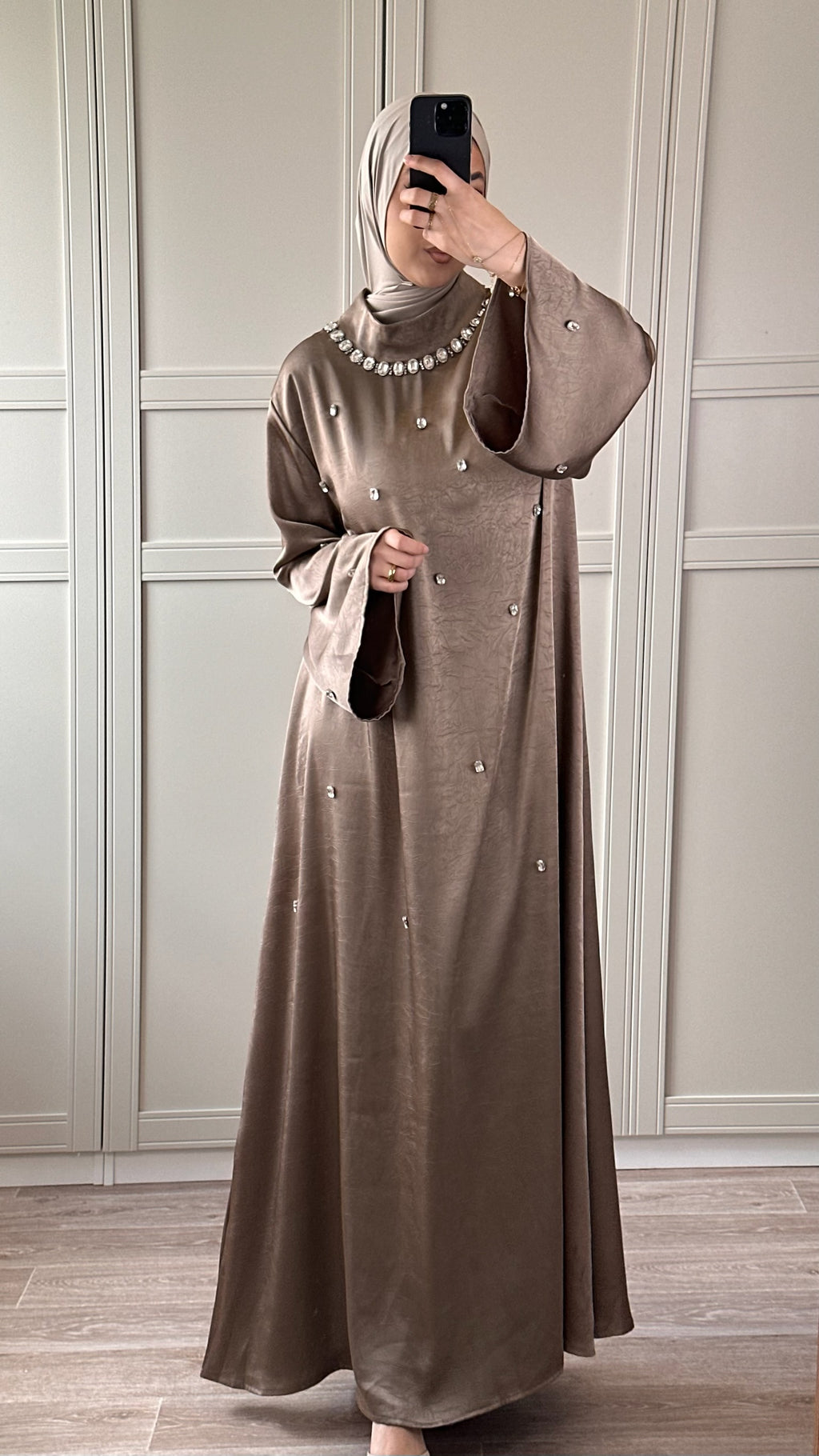 Abaya Satinée Taupe Perlée Élégance Luxe Modest Wear