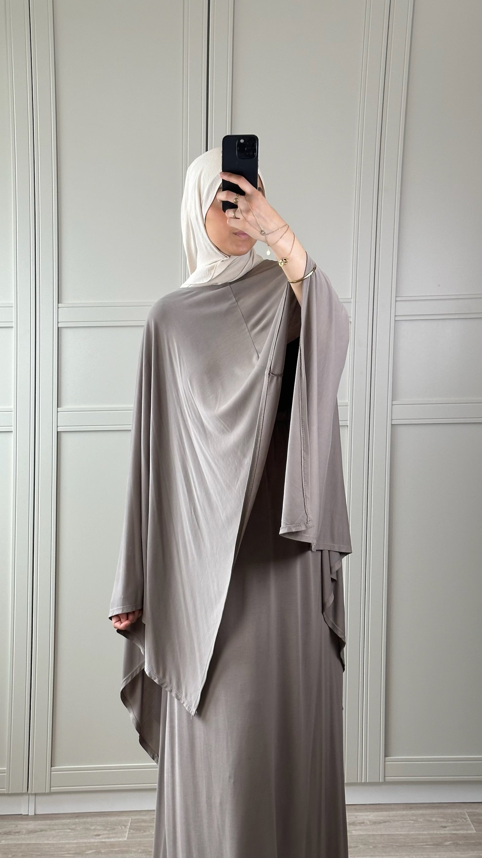 Ensemble Taupe Fluide Femme – Jupe Longue & Cape Modest Fashion