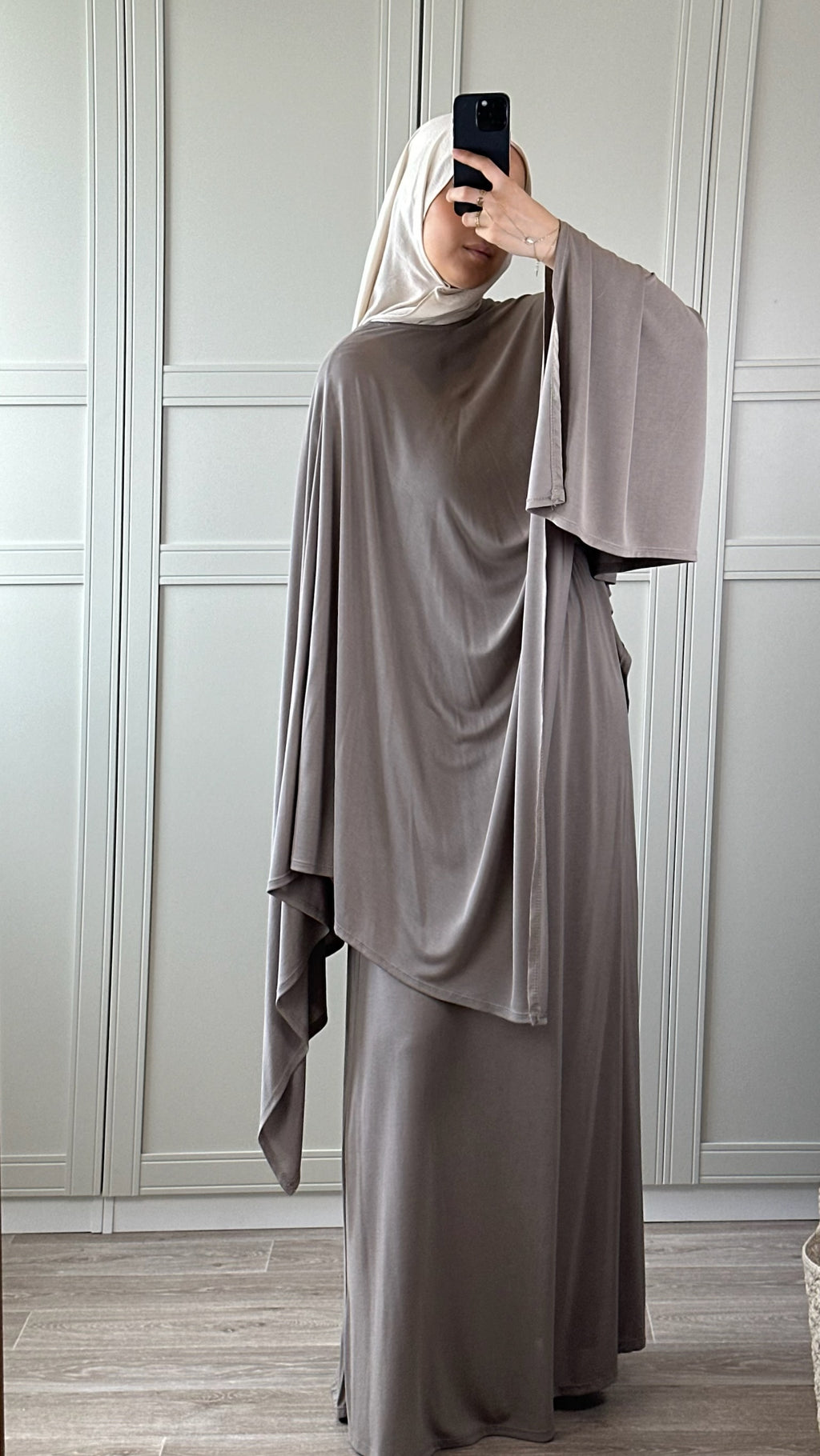 Ensemble Taupe Fluide Femme – Jupe Longue & Cape Modest Fashion