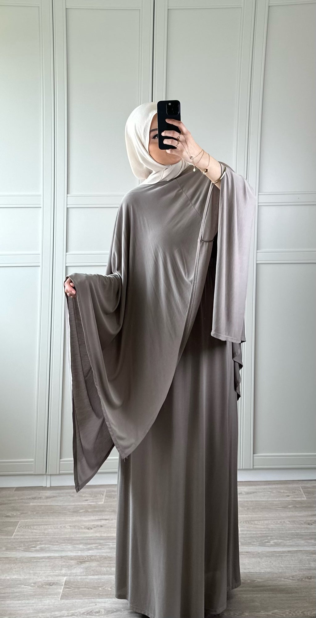 Ensemble Taupe Fluide Femme – Jupe Longue & Cape Modest Fashion