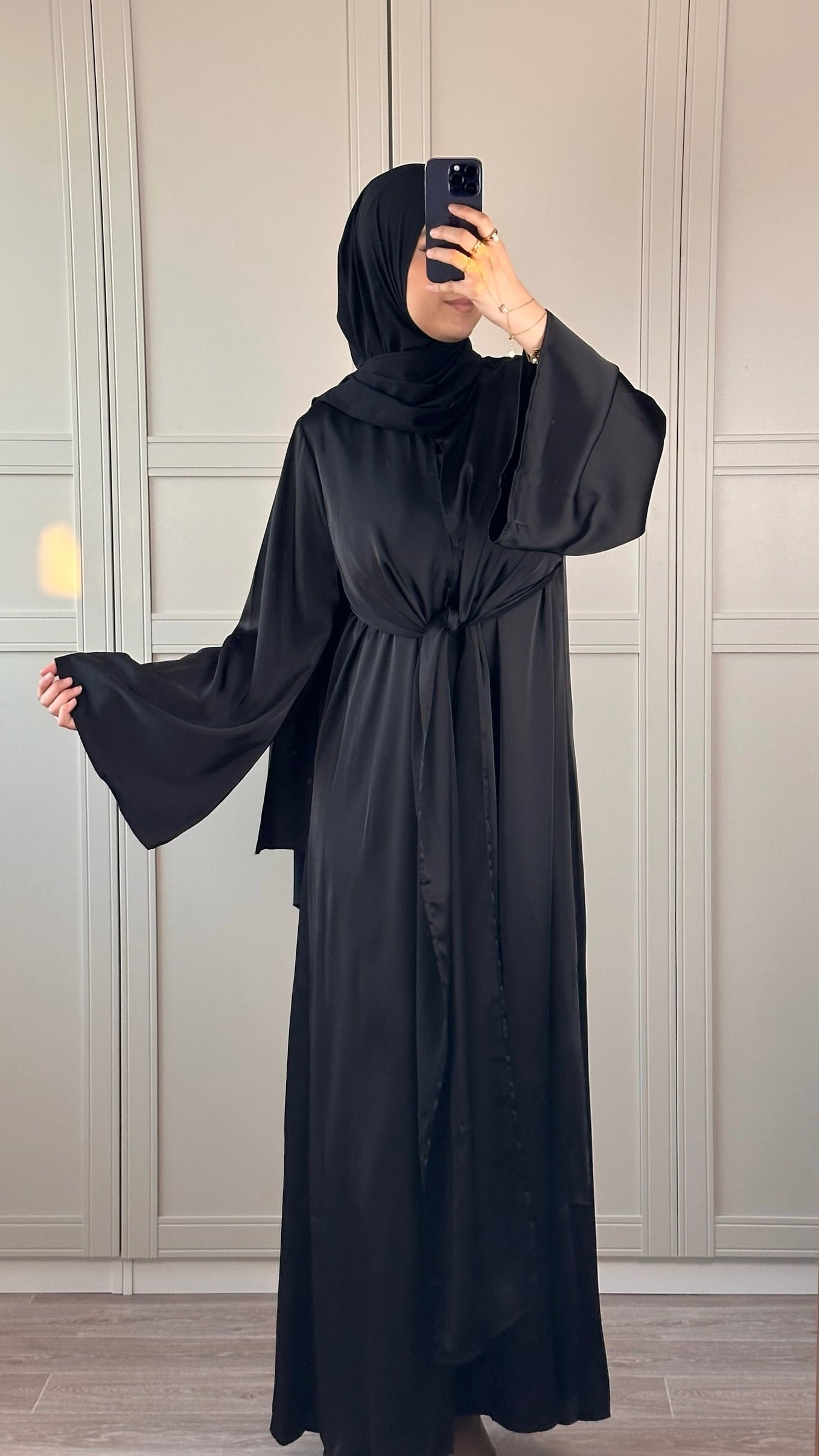 Robe Satinée Noire à Nouer Élégance Chic & Modulable