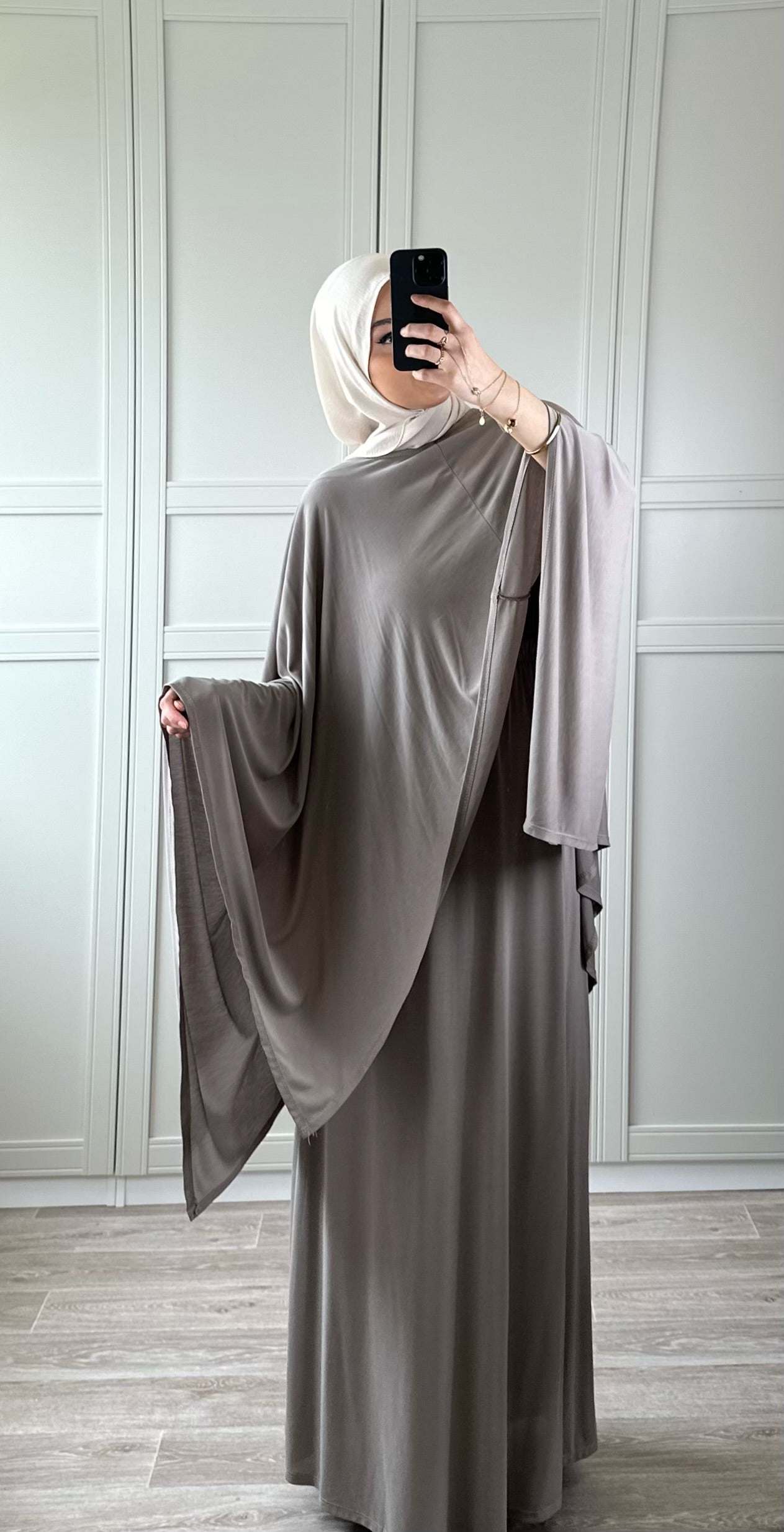 Ensemble Taupe Fluide Femme – Jupe Longue & Cape Modest Fashion