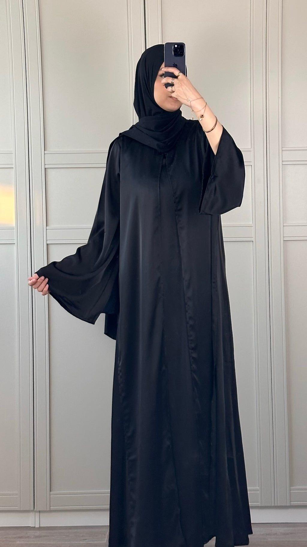 Abaya Noire Satinée Femme Élégance Minimaliste & Raffinée