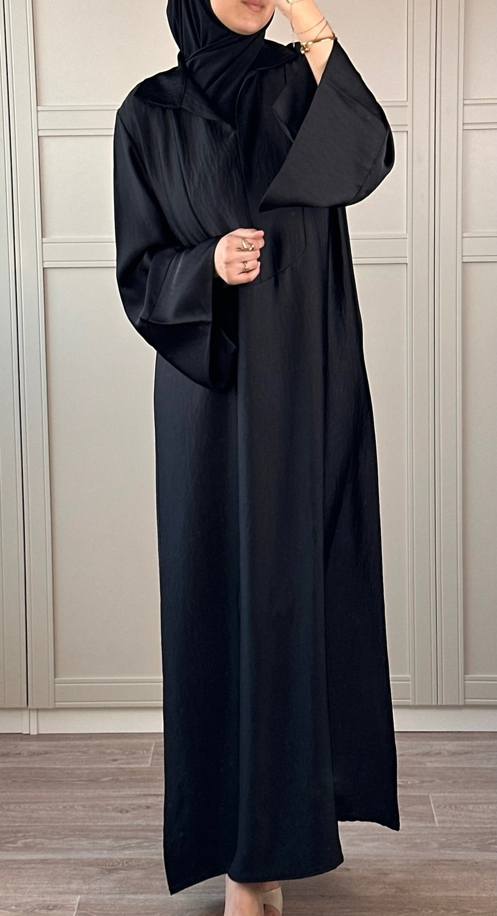Abaya Noire Satinée Femme Élégance Minimaliste & Raffinée