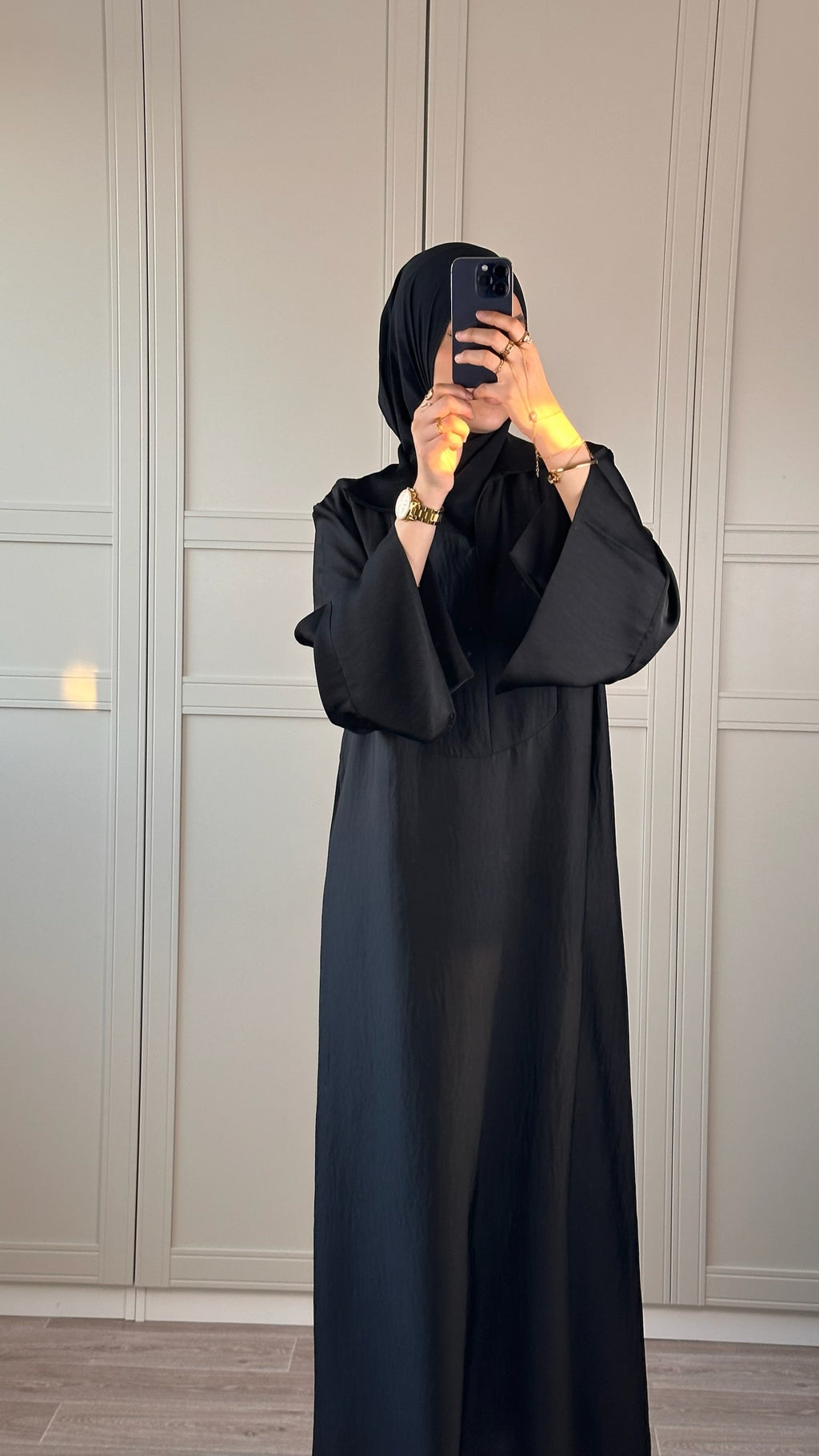 Abaya Noire Satinée Femme Élégance Minimaliste & Raffinée