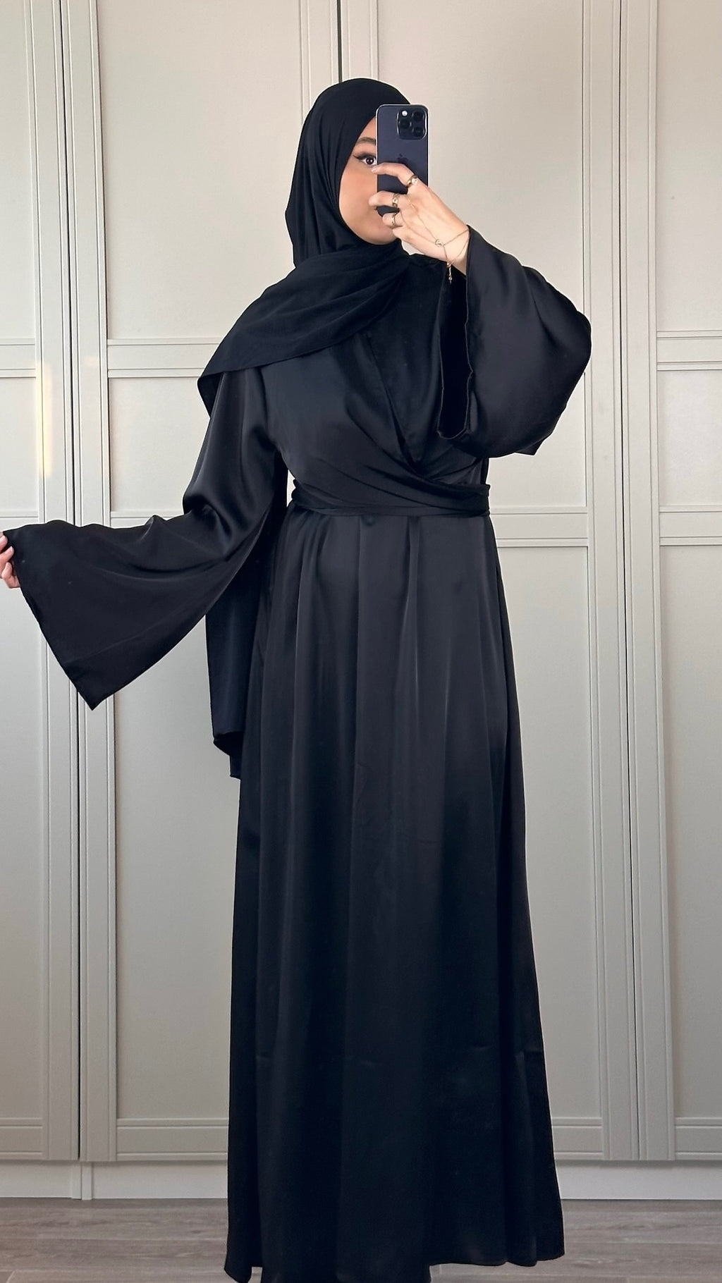 Robe Satinée Noire à Nouer Élégance Chic & Modulable
