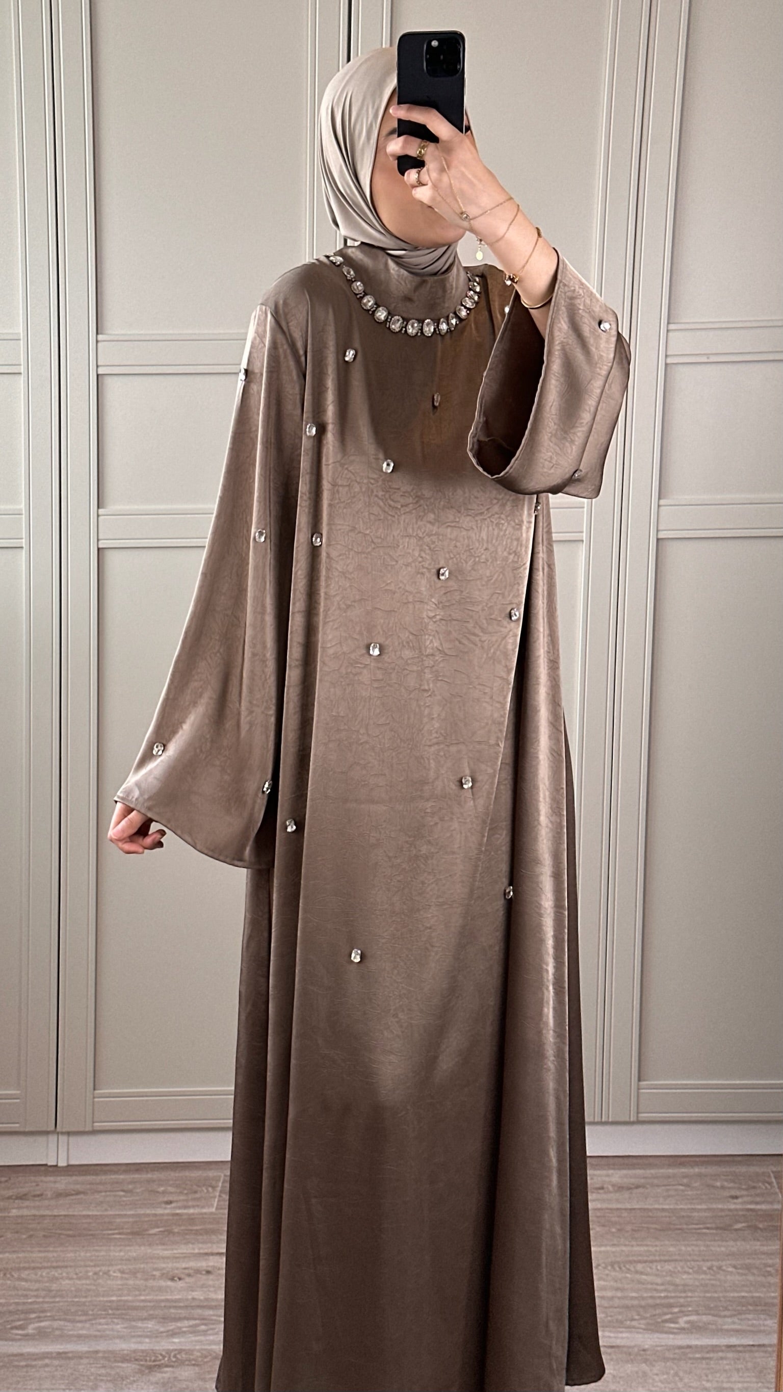 Abaya Satinée Taupe Perlée Élégance Luxe Modest Wear