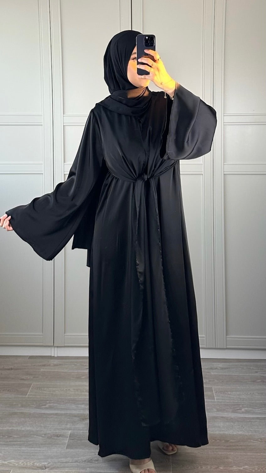 Robe Satinée Noire à Nouer Élégance Chic & Modulable