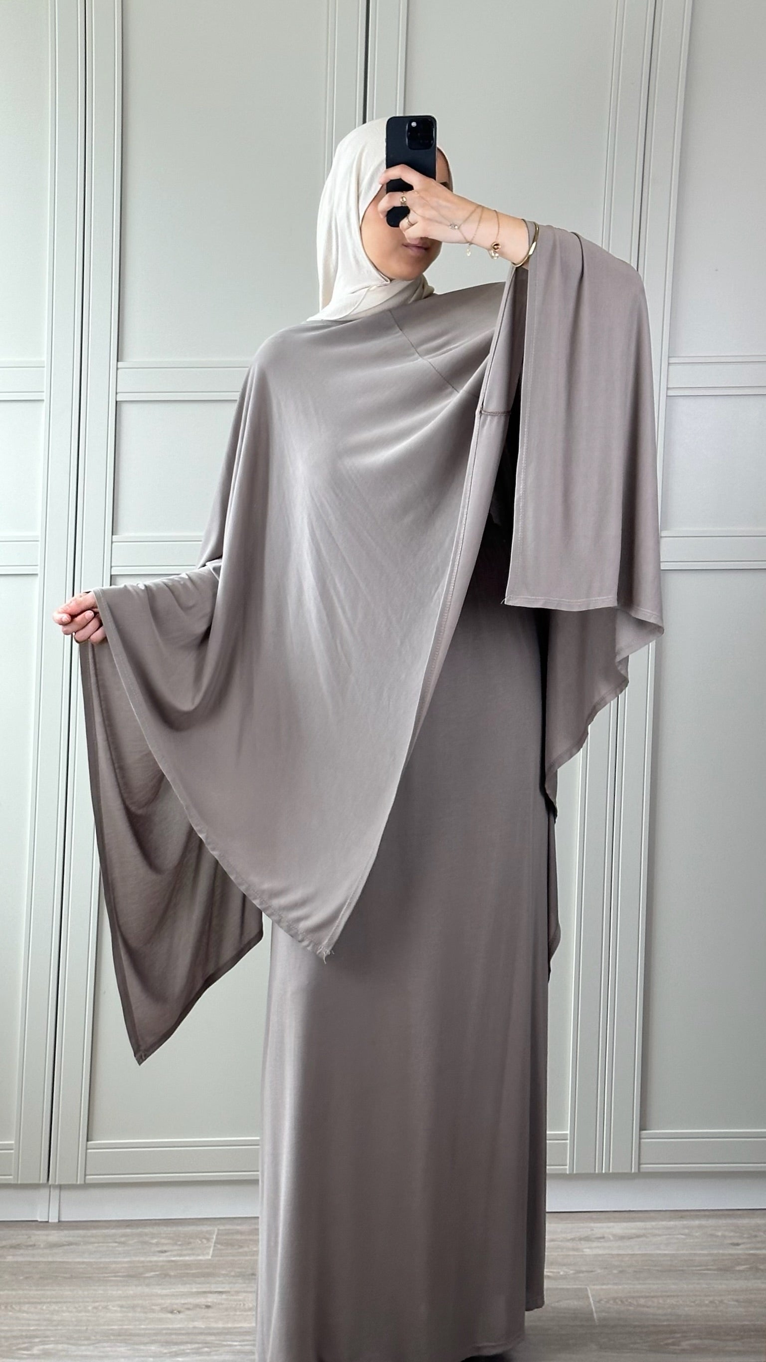 Ensemble Taupe Fluide Femme – Jupe Longue & Cape Modest Fashion
