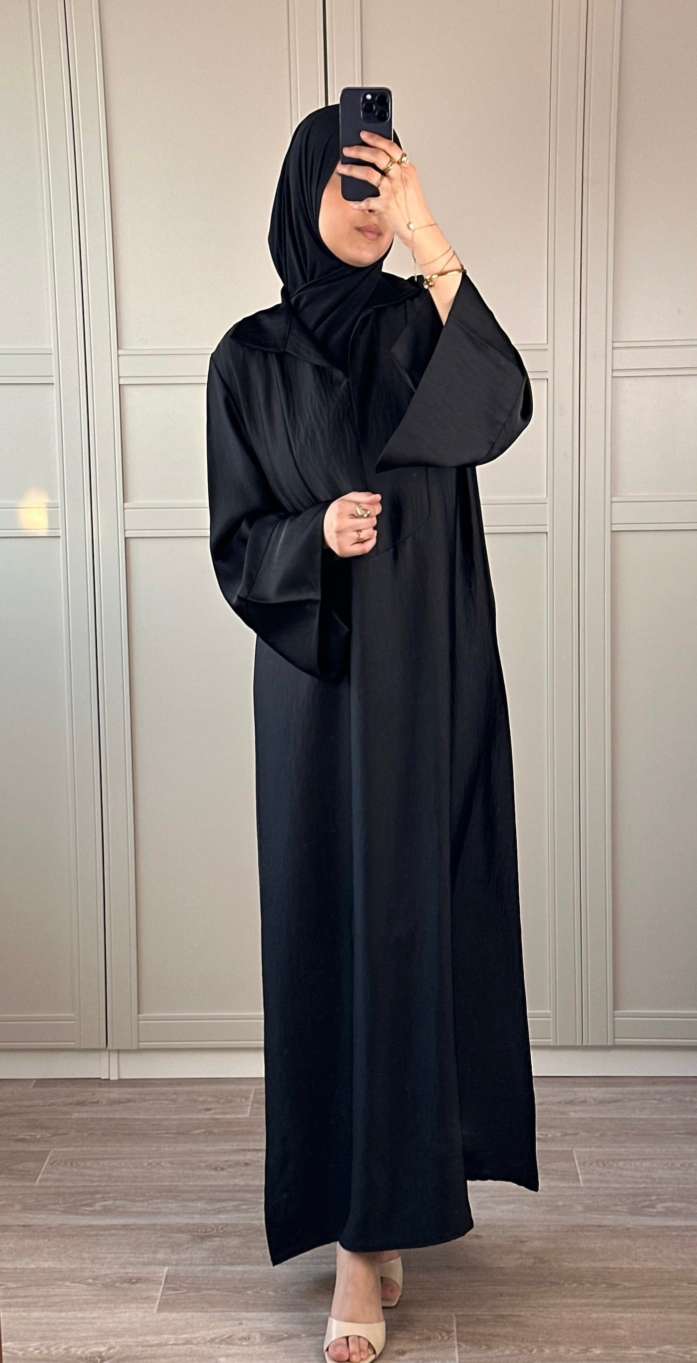 Abaya Noire Satinée Femme Élégance Minimaliste & Raffinée