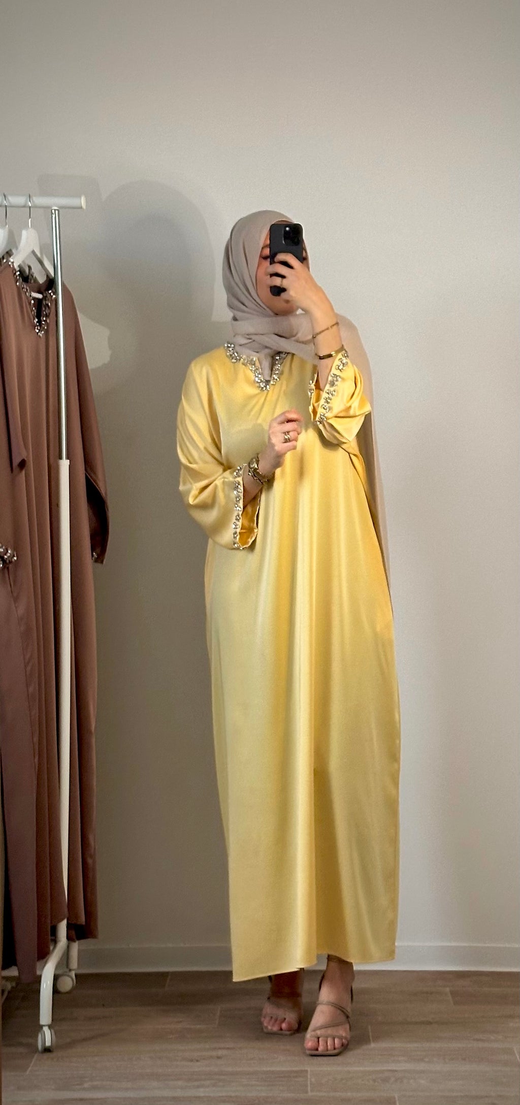Robe Modeste Satin Jaune Doré avec Strass – Élégance Lumineuse & Finition Raffinée