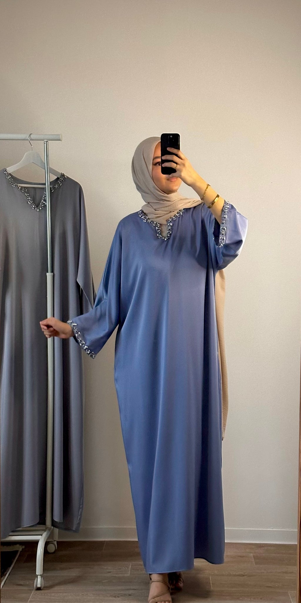 Robe Modeste en Satin Bleu avec Strass – Élégance Raffinée et Style Intemporel