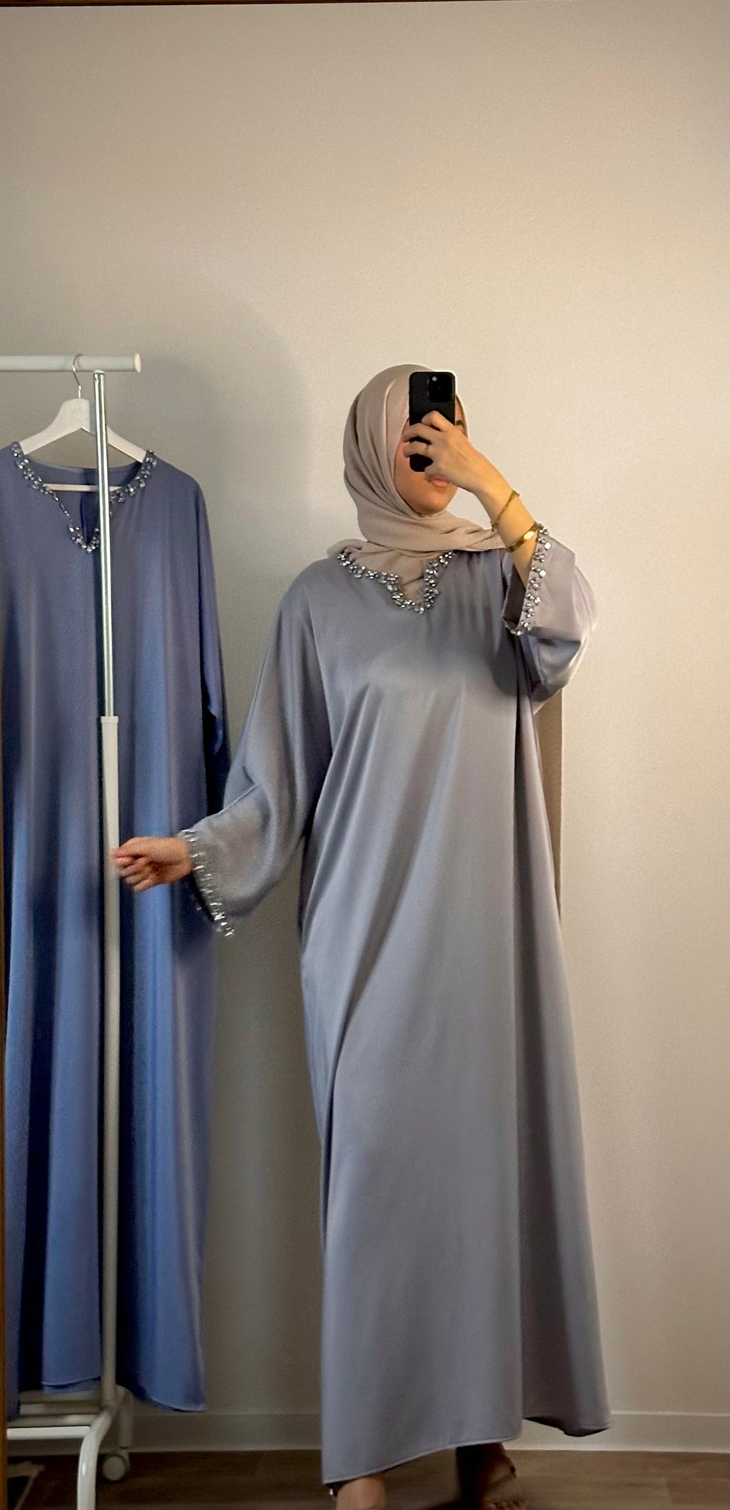 Robe Modeste en Satin Bleu Ciel avec Strass – Élégance Douce et Raffinement Lumineux