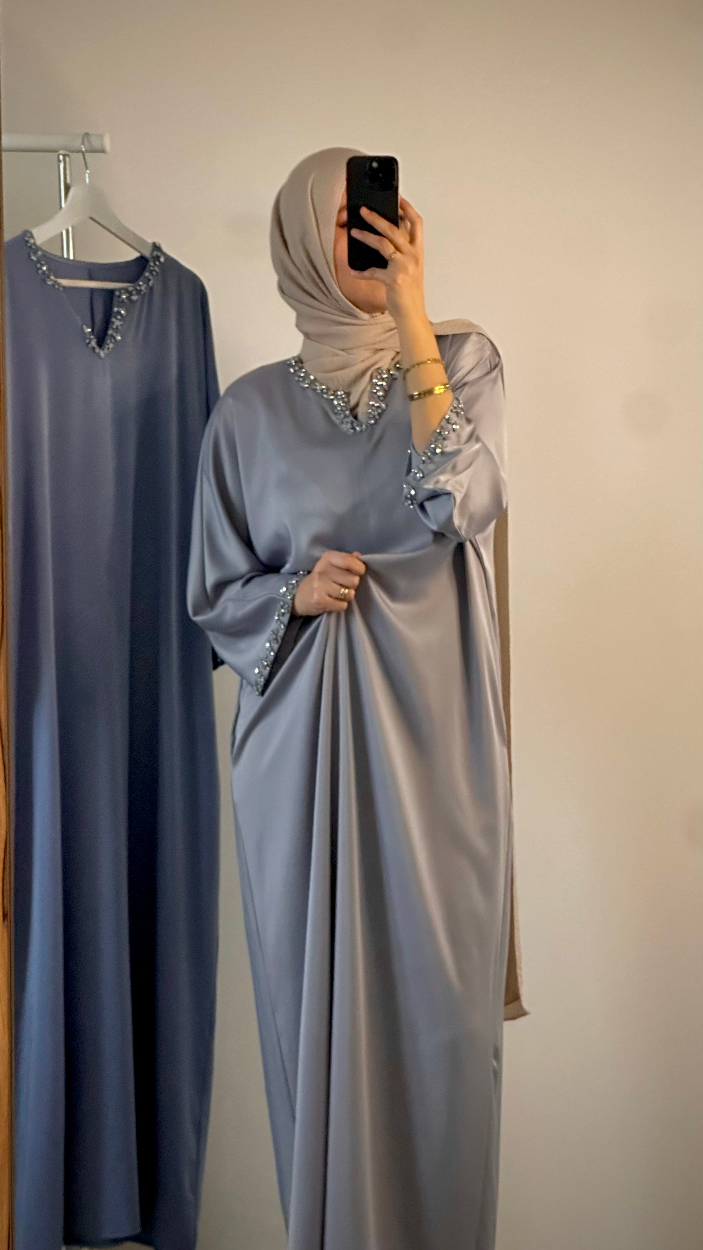Robe Modeste en Satin Bleu Ciel avec Strass – Élégance Douce et Raffinement Lumineux