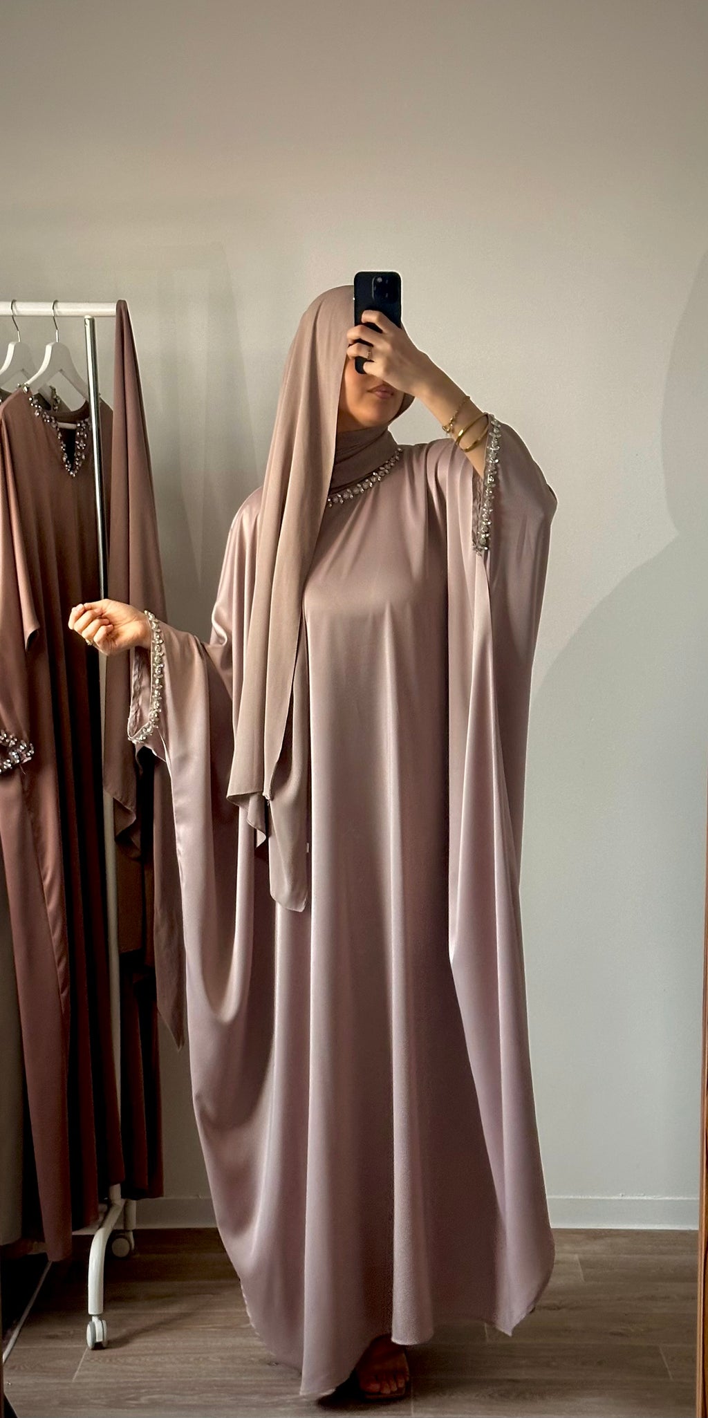 Robe Modeste en Satin Rose avec Strass – Élégance Féminine et Finition Raffinée