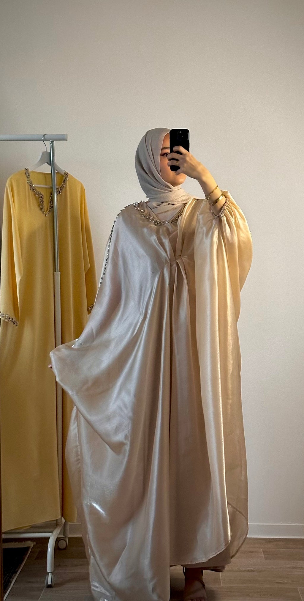 Robe Modeste en Satin Beige avec Strass – Élégance Intemporelle et Raffinement Subtil
