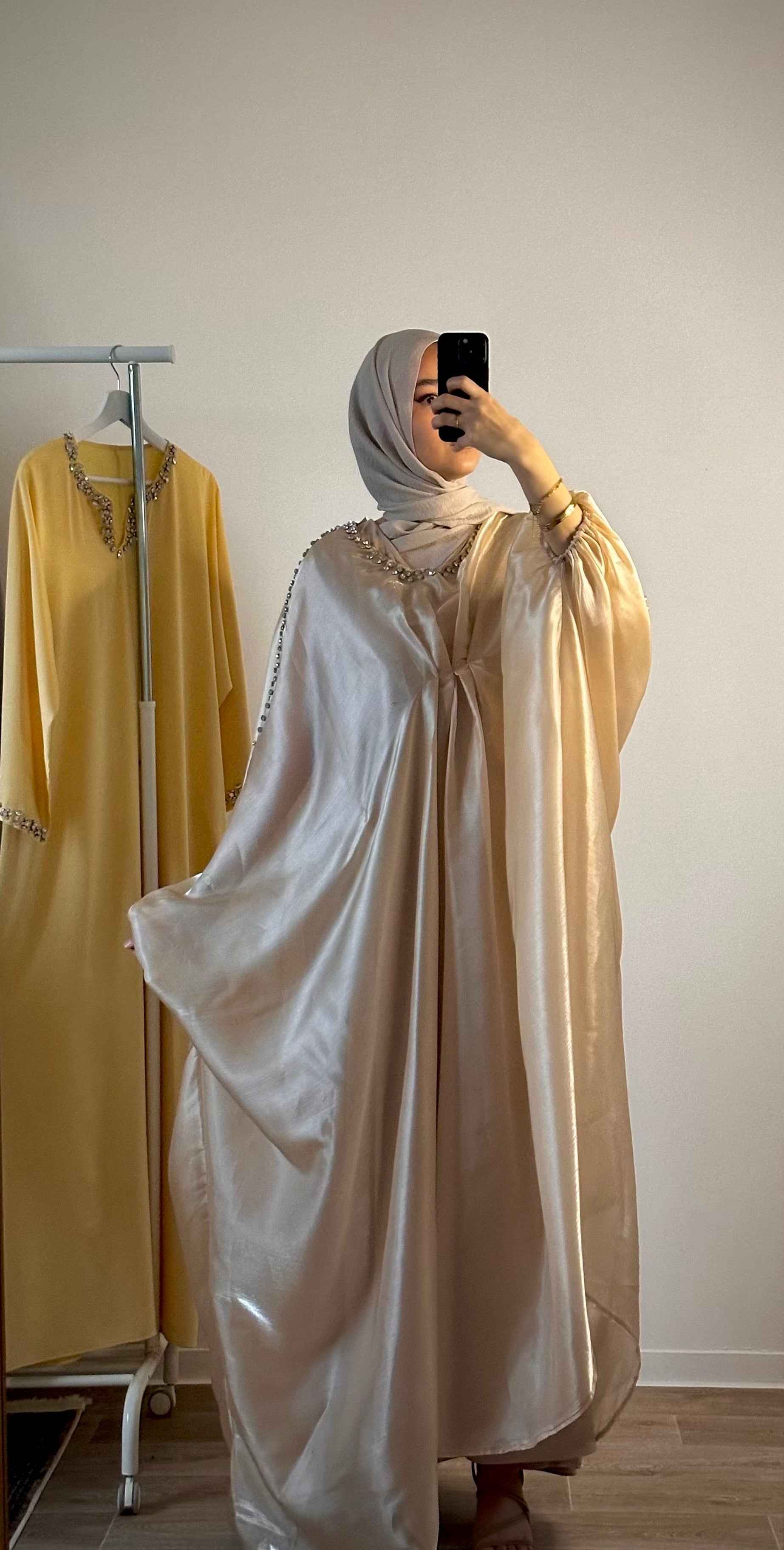 Robe Modeste en Satin Beige avec Strass – Élégance Intemporelle et Raffinement Subtil