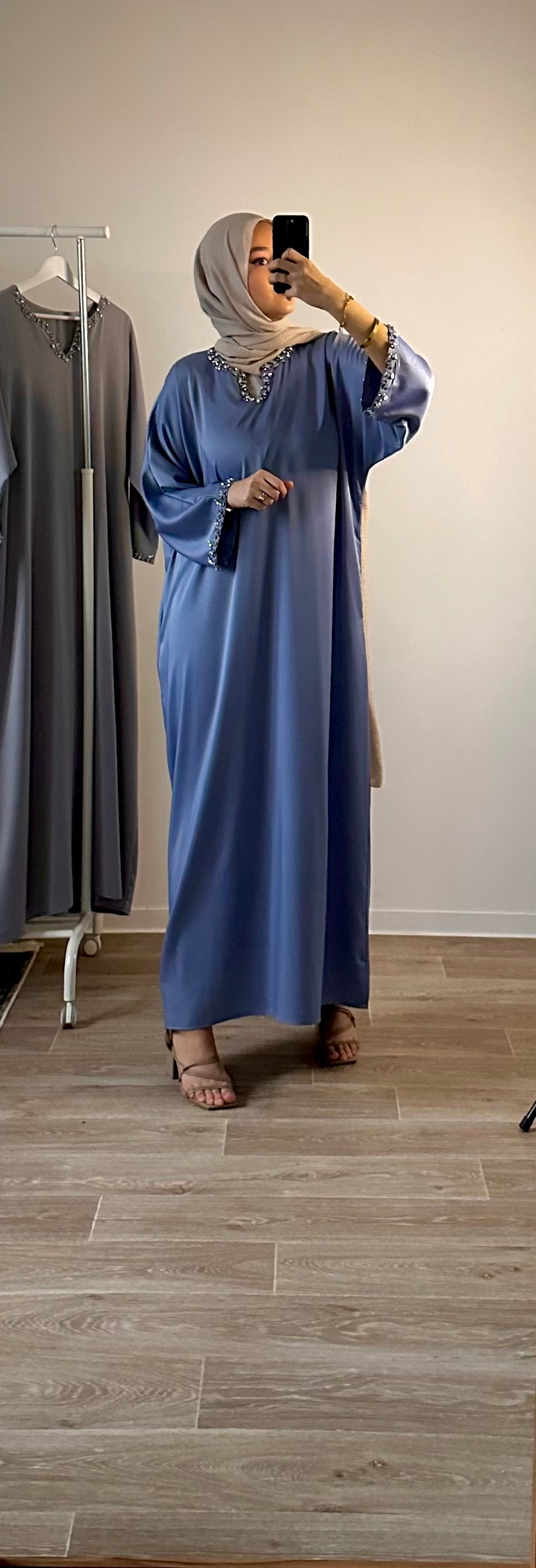 Robe Modeste en Satin Bleu avec Strass – Élégance Raffinée et Style Intemporel