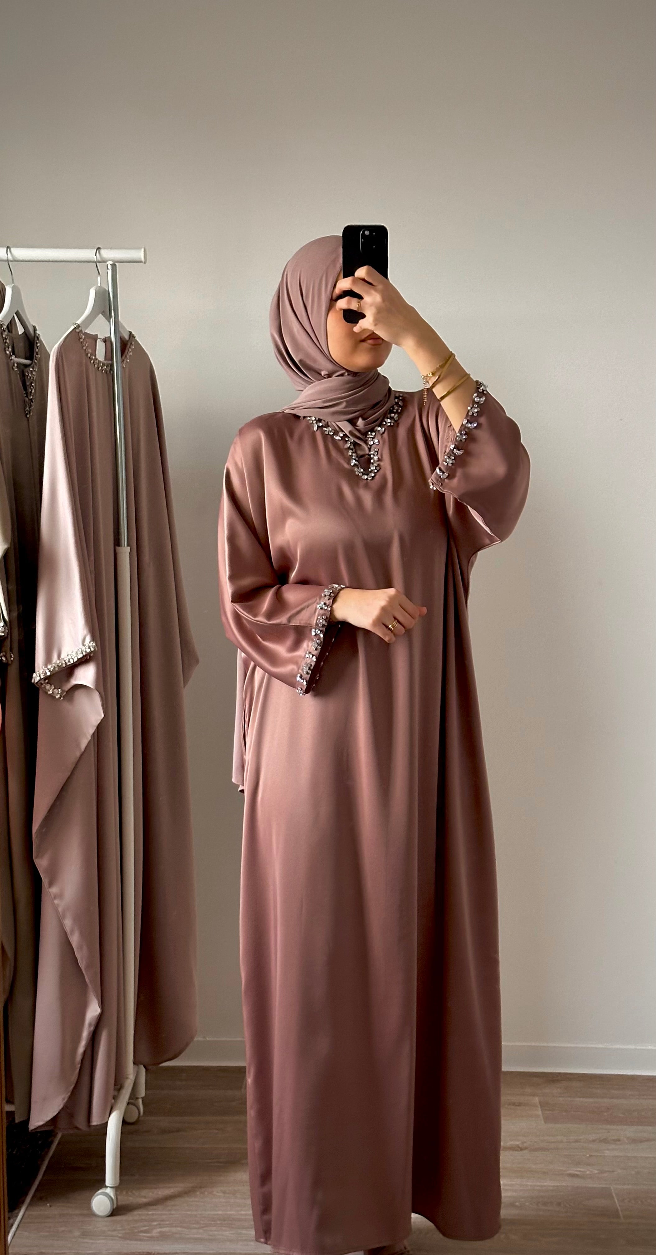 Robe Modeste en Satin Rose Poudré avec Strass – Douce Élégance et Raffinement Féminin