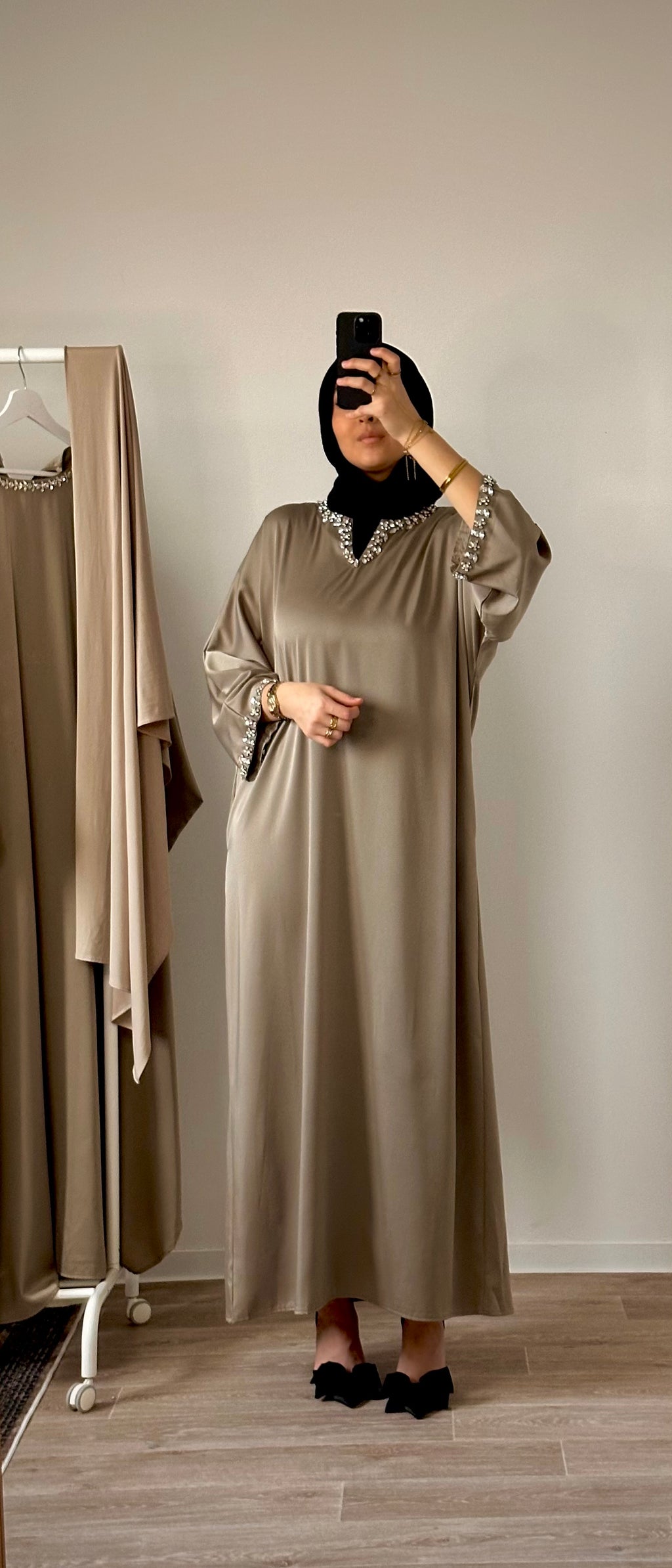 Robe Modeste Satin Vert Émeraude avec Strass – Élégance Raffinée & Finition Luxe