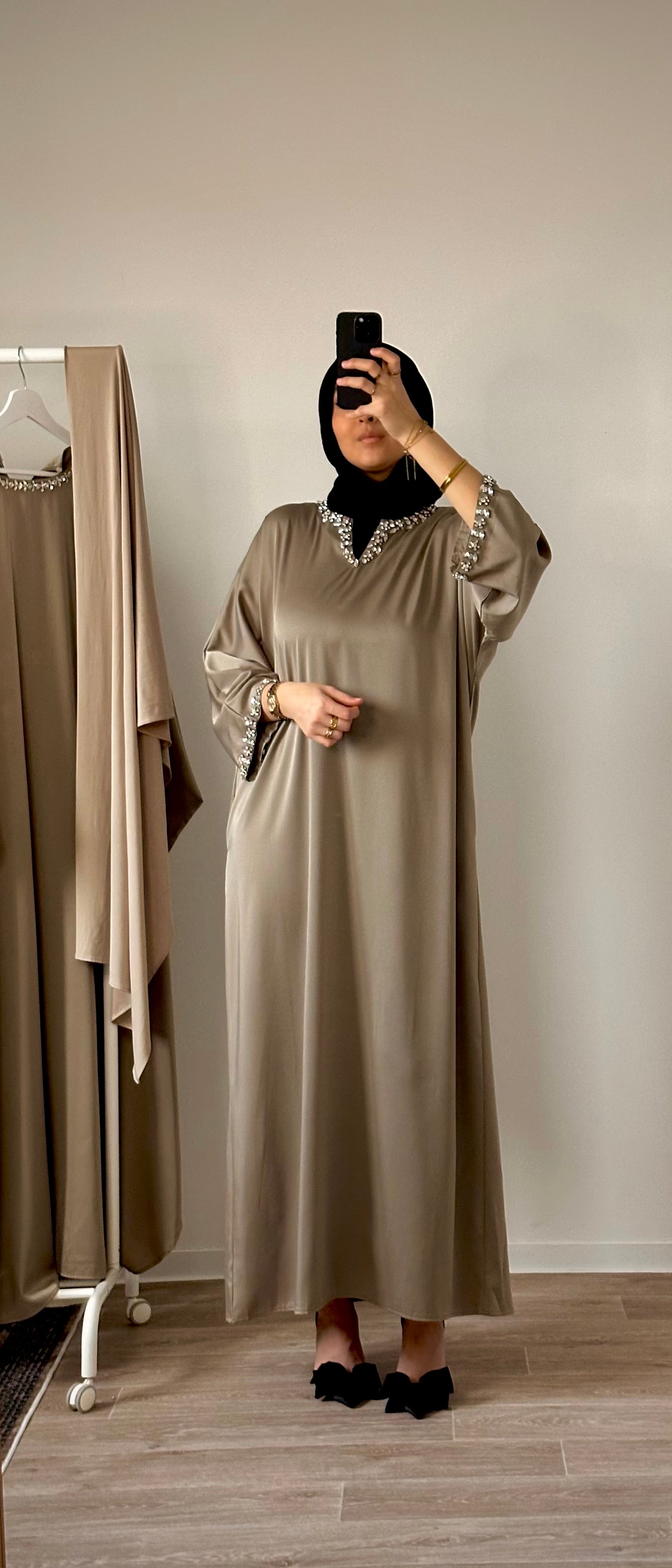 Robe Modeste Satin Vert Émeraude avec Strass – Élégance Raffinée & Finition Luxe