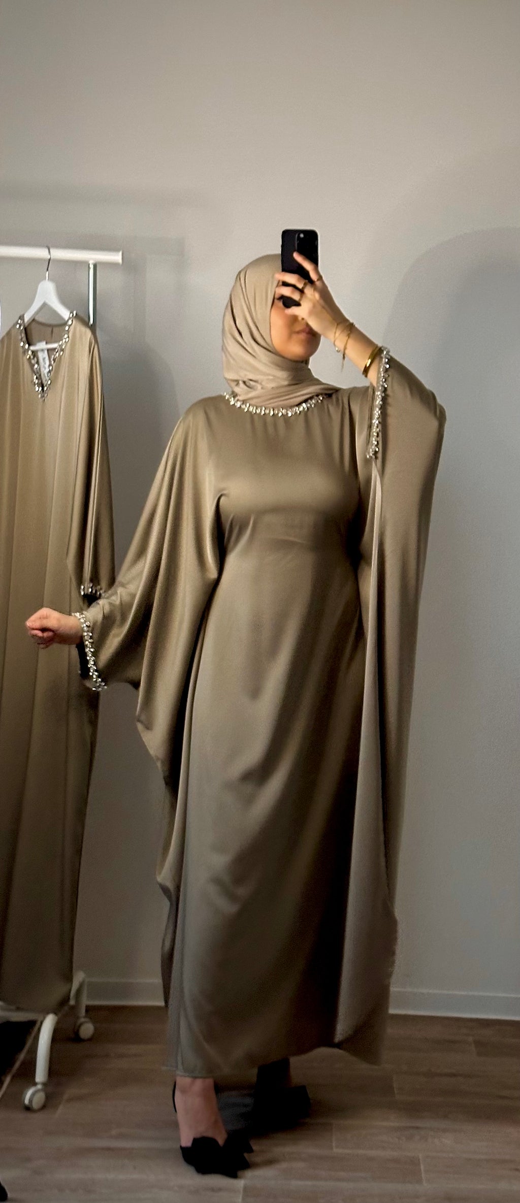 Robe Modeste en Satin Vert Kaki avec Strass – Élégance Raffinée et Style Intemporel