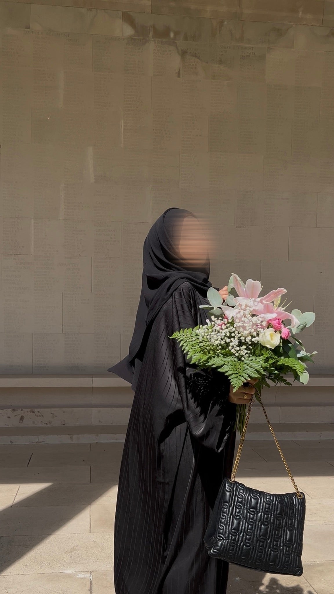 Abaya Noire Satinée à Rayures – Élégance Intemporelle & Coupe Ample Luxe