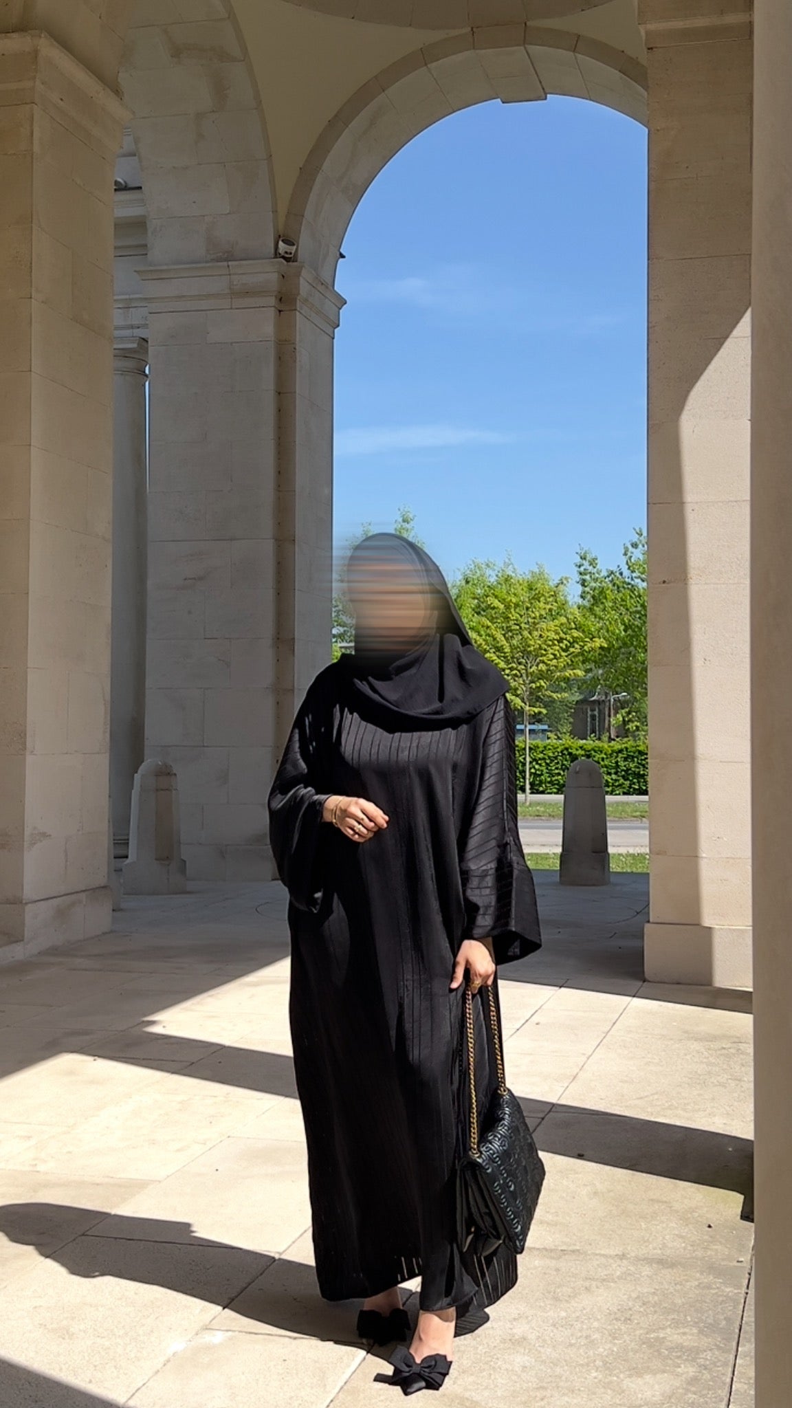Abaya Noire Satinée à Rayures – Élégance Intemporelle & Coupe Ample Luxe