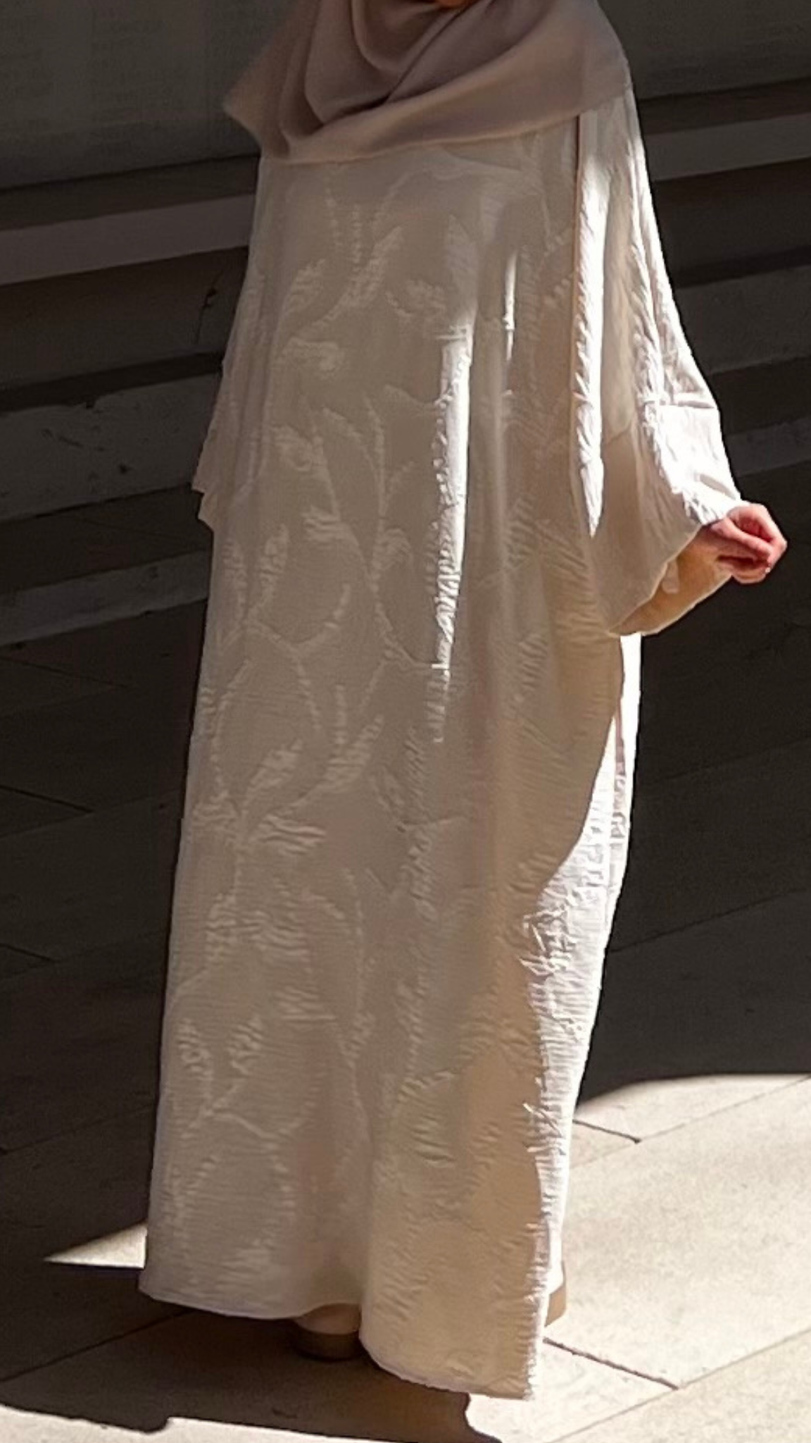 Abaya Crème Texturée Élégante – Tenue Modeste Chic & Minimaliste