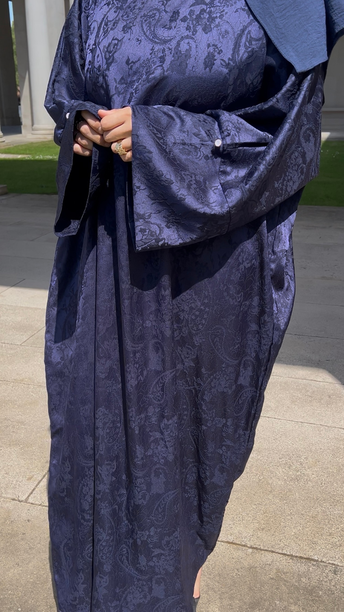 Abaya Bleu Nuit Jacquard Premium – Coupe Ample & Élégante