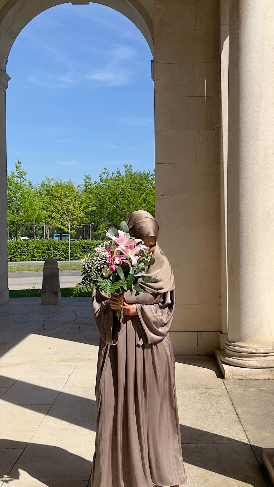 Abaya Satinée Taupe à Rayures – Coupe Ample Luxe
