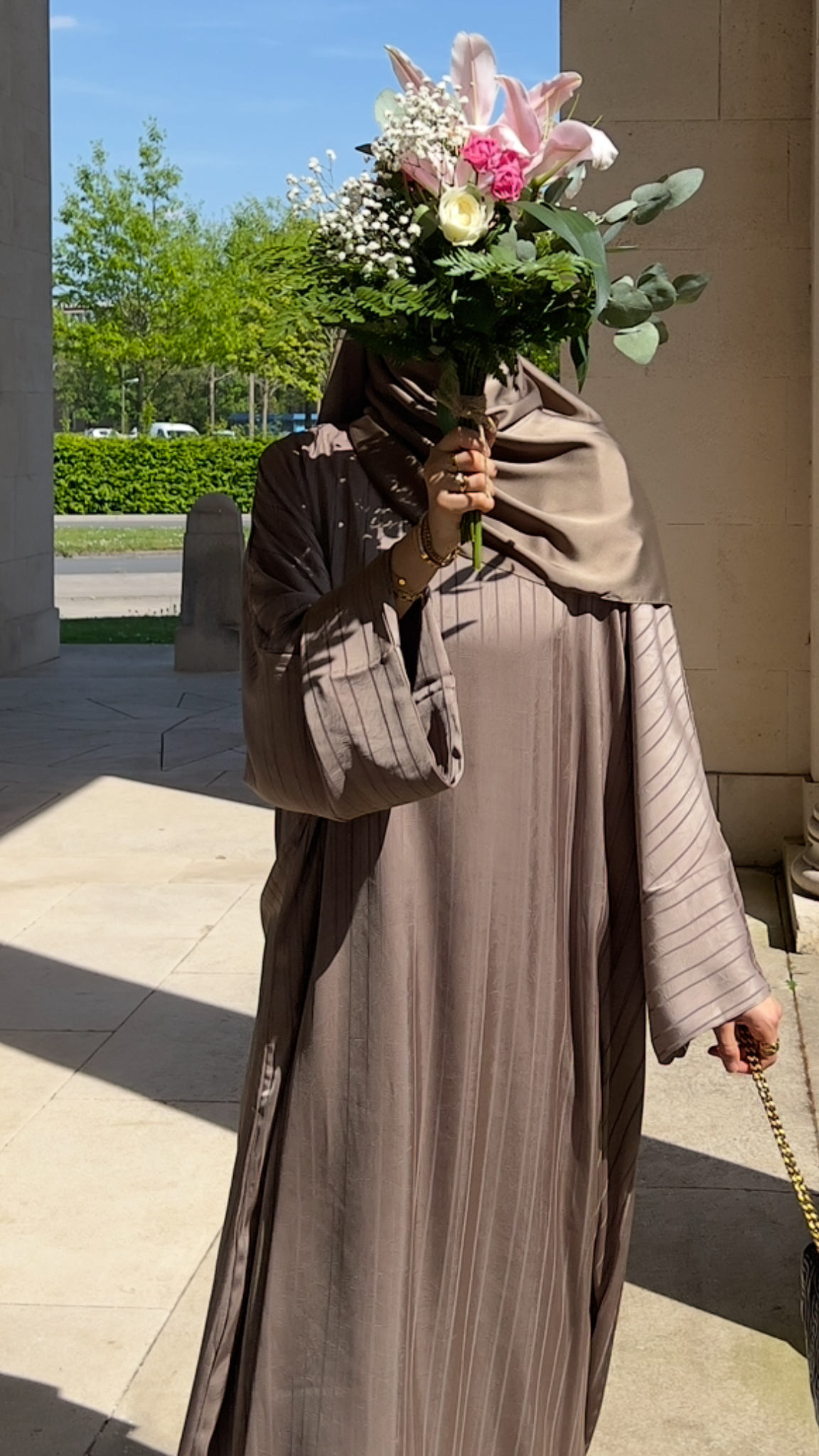 Abaya Satinée Taupe à Rayures – Coupe Ample Luxe