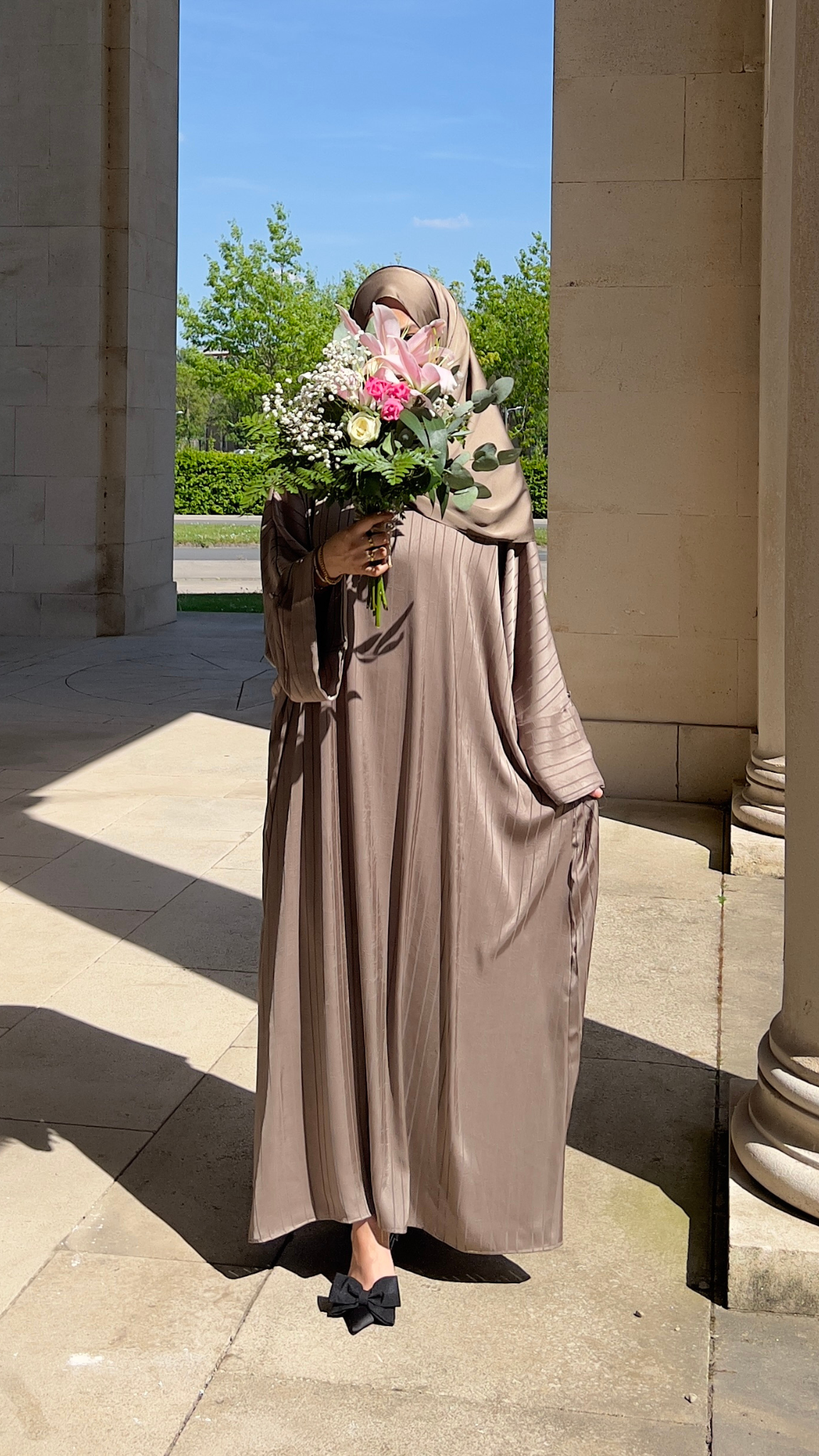 Abaya Satinée Taupe à Rayures – Coupe Ample Luxe