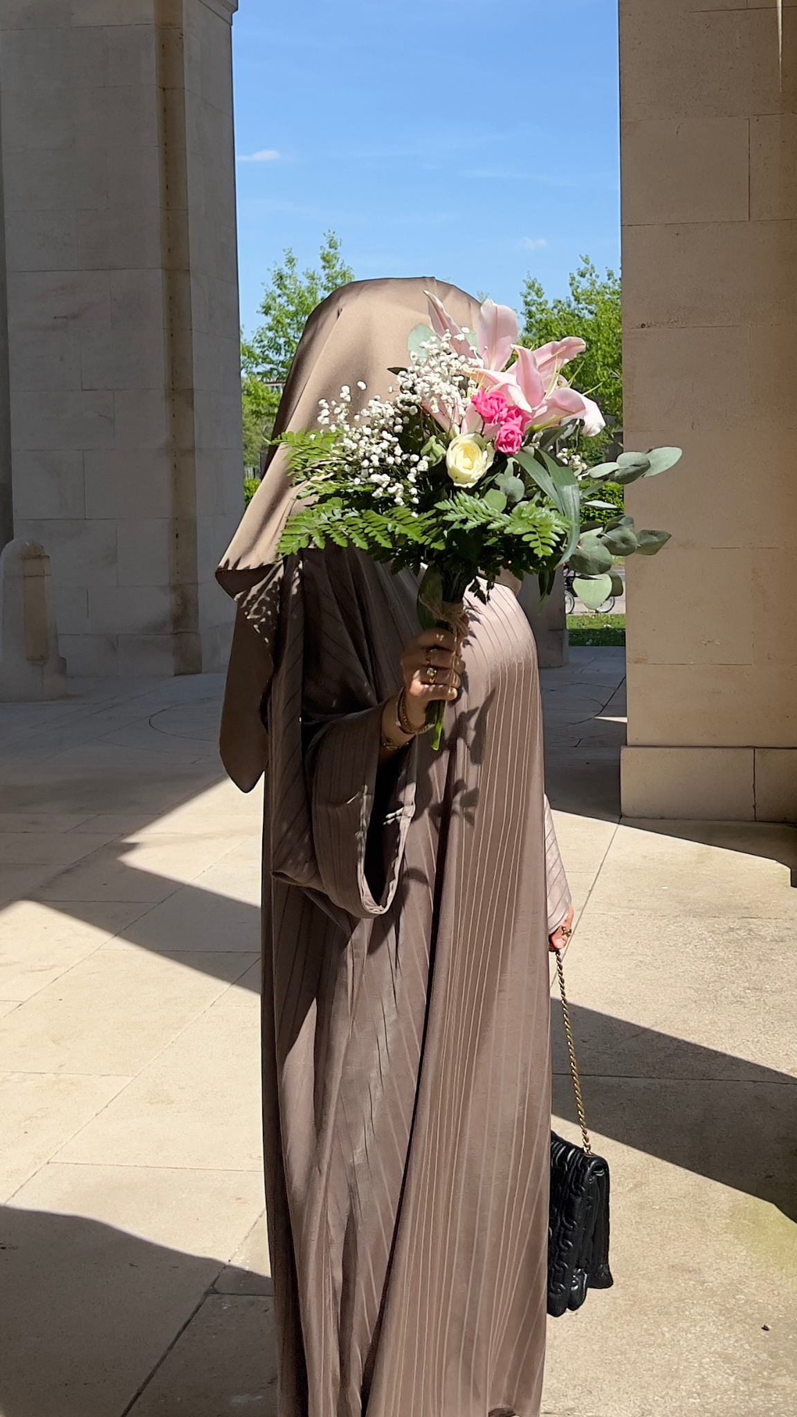 Abaya Satinée Taupe à Rayures – Coupe Ample Luxe