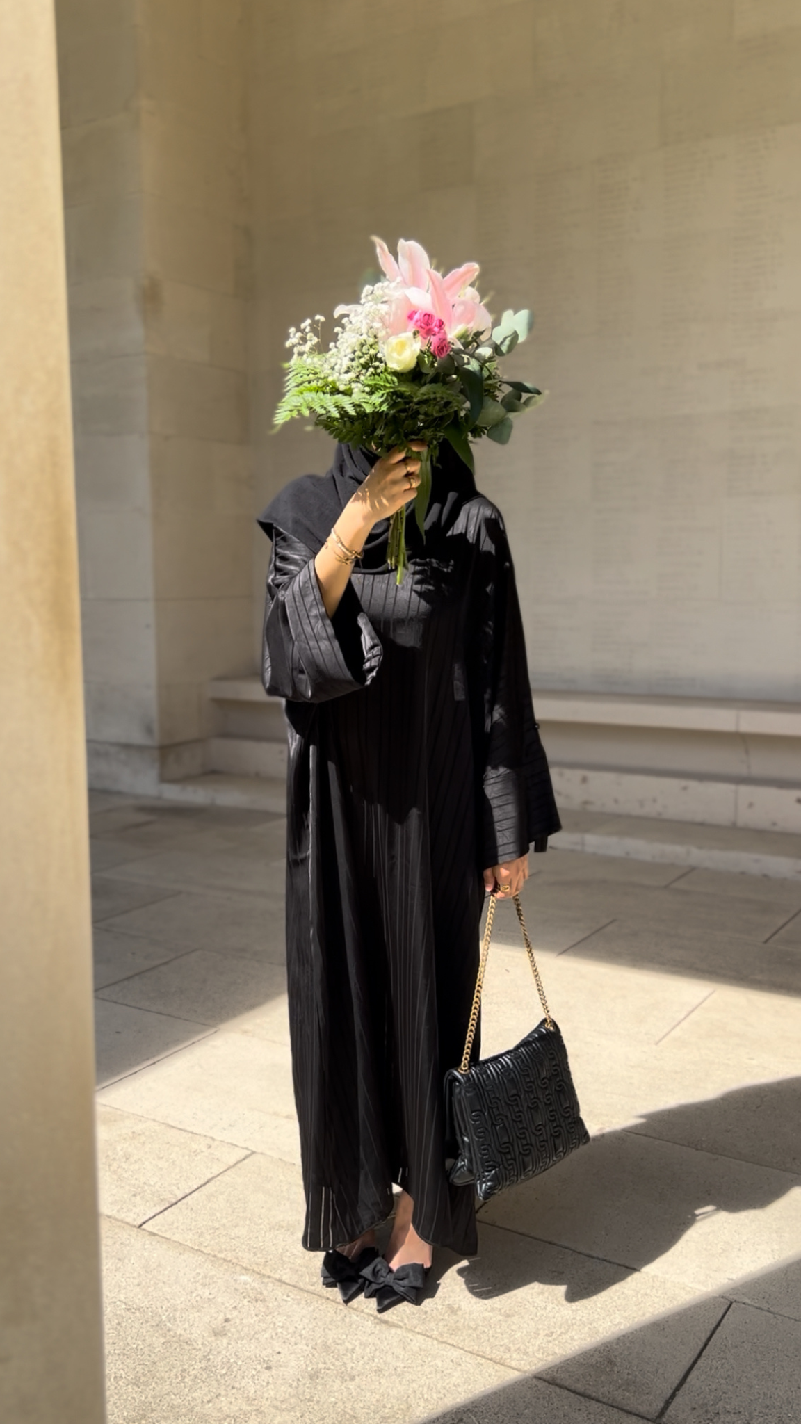 Abaya Noire Satinée à Rayures – Élégance Intemporelle & Coupe Ample Luxe