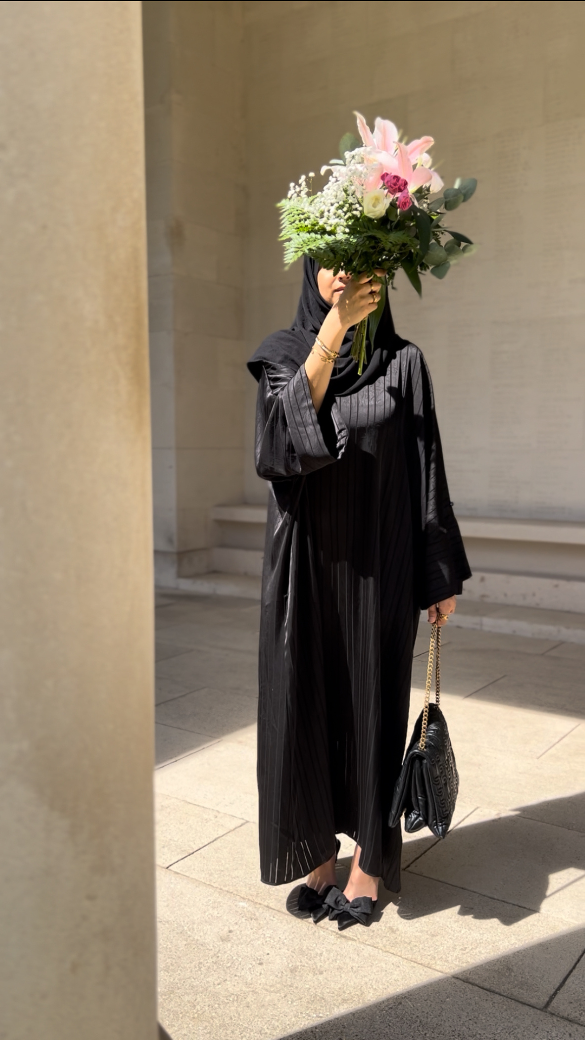 Abaya Noire Satinée à Rayures – Élégance Intemporelle & Coupe Ample Luxe