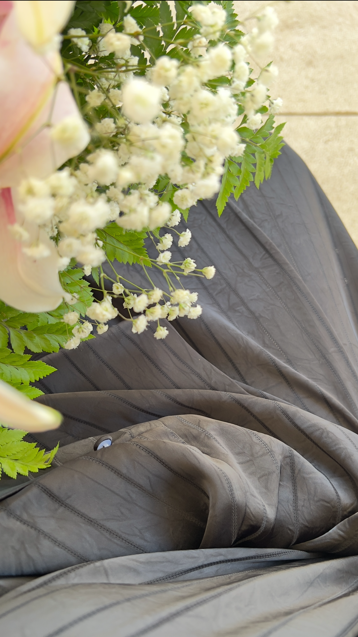 Abaya Noire Satinée à Rayures – Élégance Intemporelle & Coupe Ample Luxe