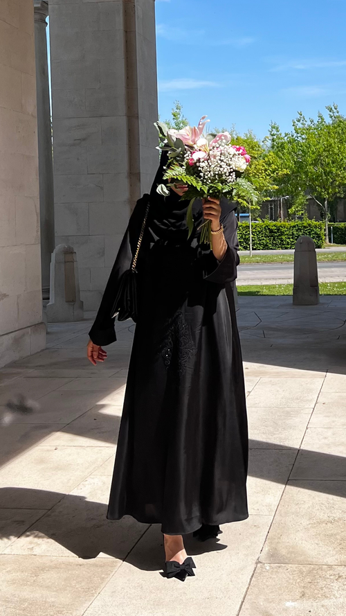 Abaya Noire Satinée – Élégance & Sobriété signée Nasly Modesty