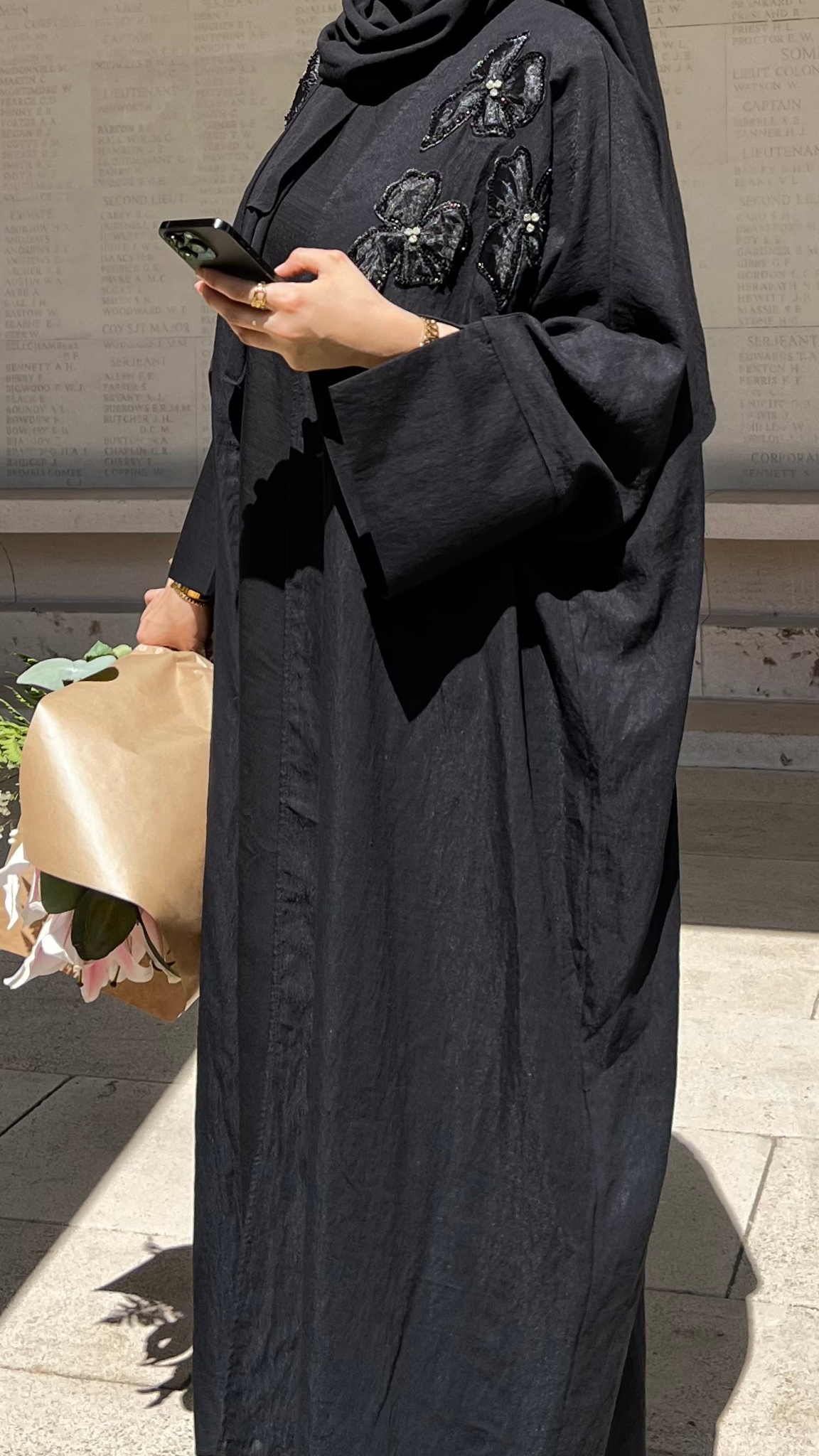 Ensemble Kimono Noir Brodé & Sous-Robe Élegante – Tenue Modeste Chic Premium