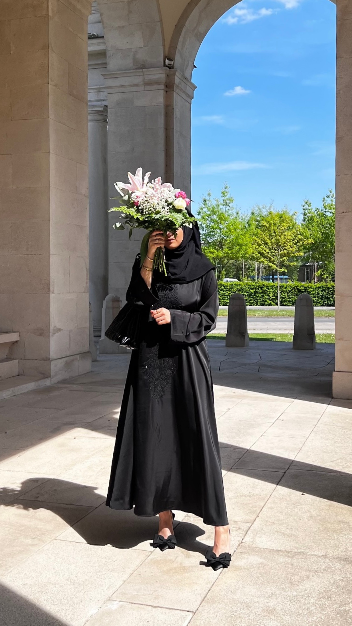 Abaya Noire Satinée – Élégance & Sobriété signée Nasly Modesty