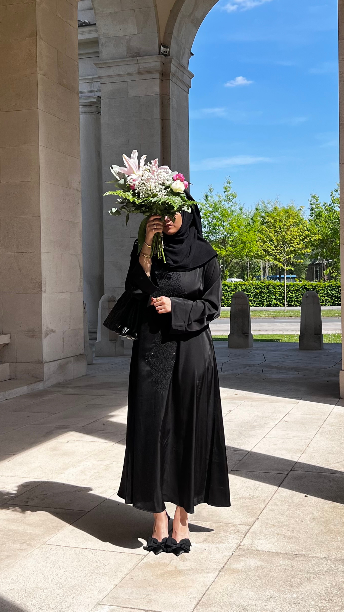 Abaya Noire Satinée – Élégance & Sobriété signée Nasly Modesty